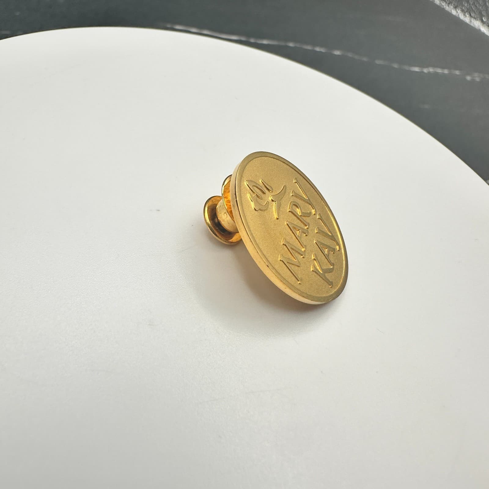 Vintage Mary Kay Logo Lapel Pin Brooch Gold Tone Round Award Badge Collectible - Thumbnail 4