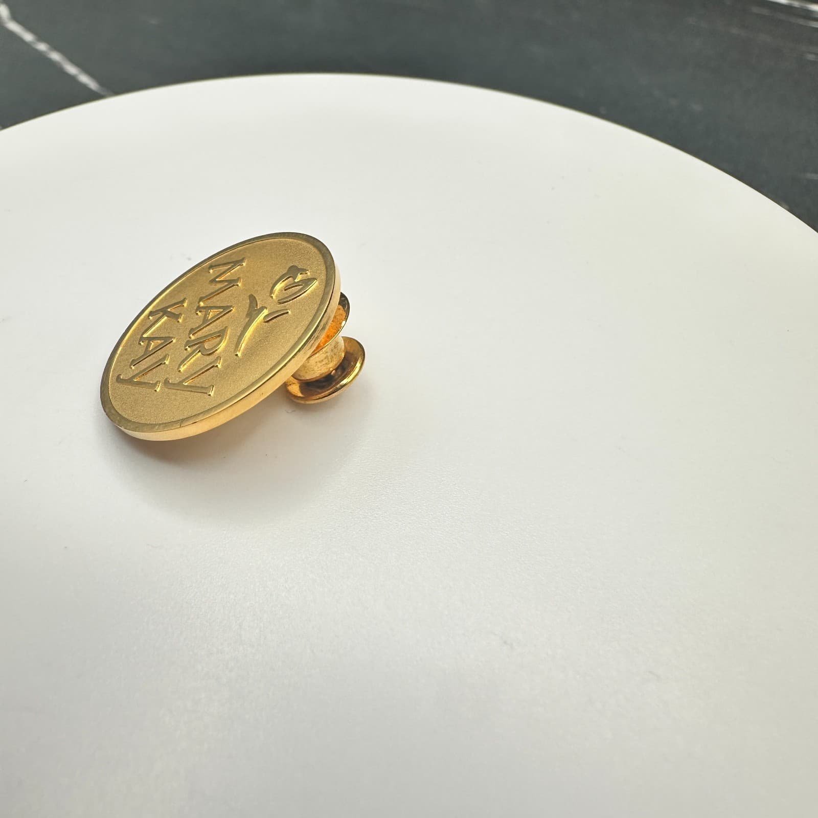 Vintage Mary Kay Logo Lapel Pin Brooch Gold Tone Round Award Badge Collectible - Thumbnail 5