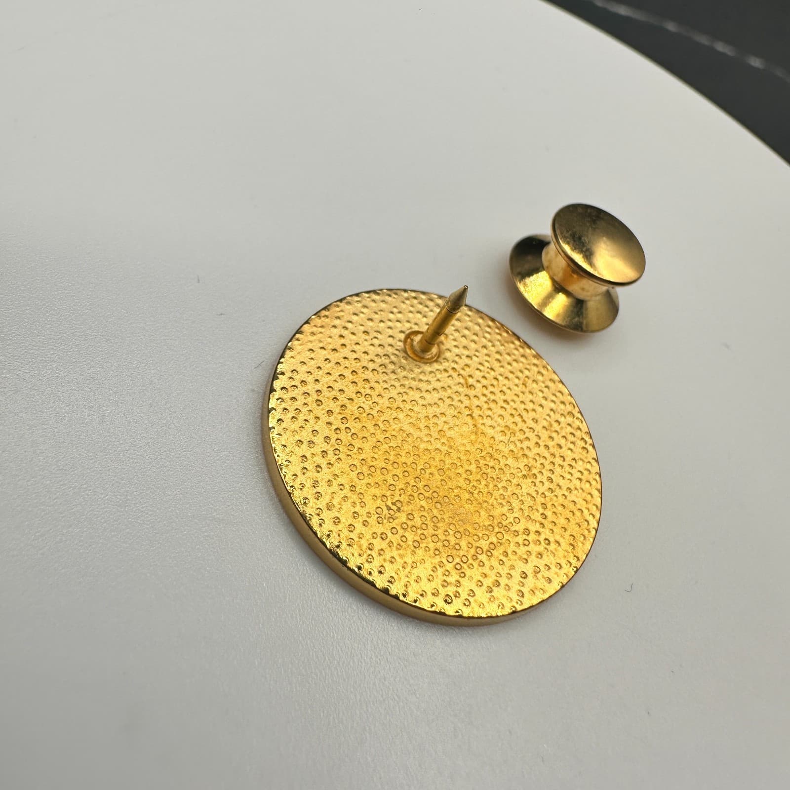 Vintage Mary Kay Logo Lapel Pin Brooch Gold Tone Round Award Badge Collectible - Thumbnail 8