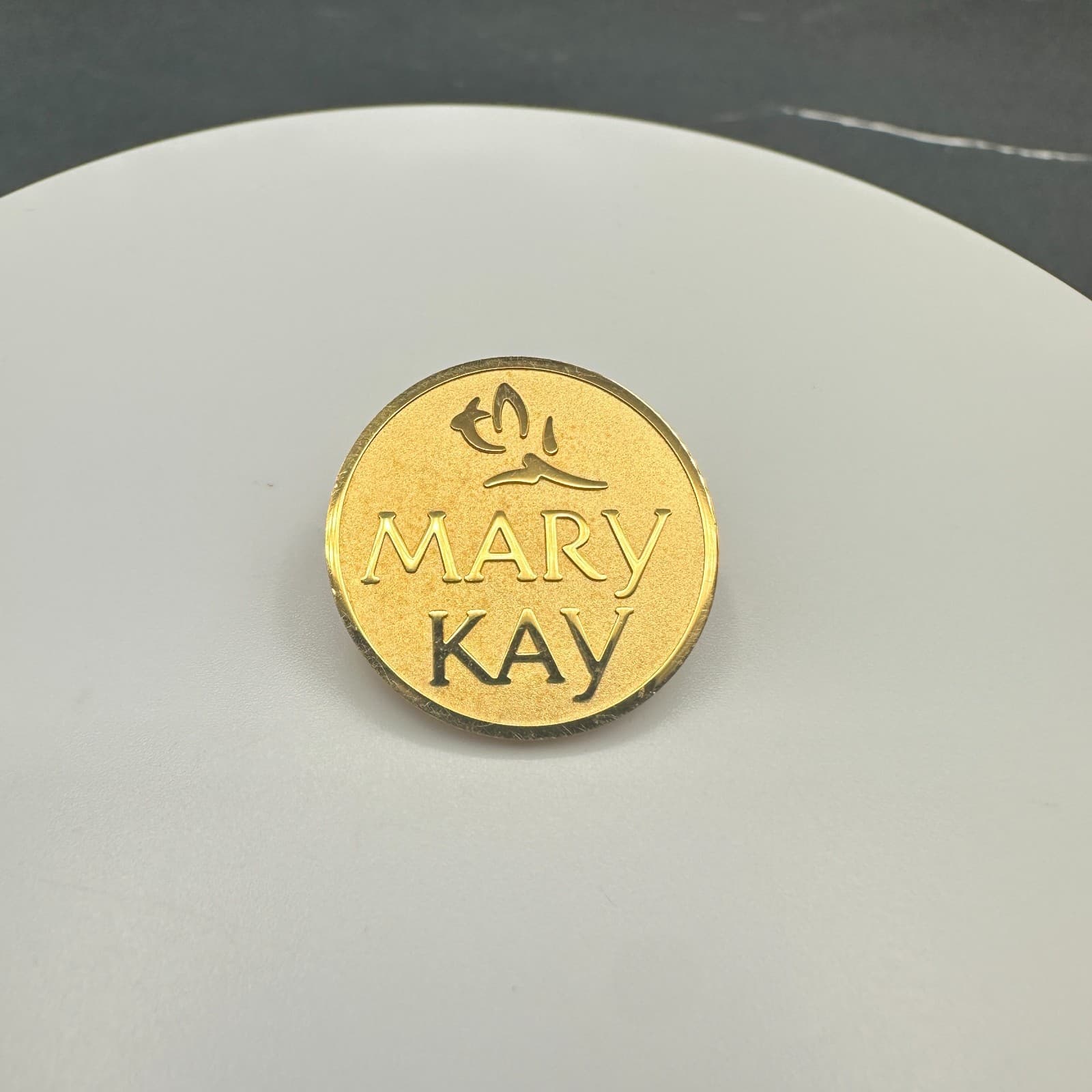 Vintage Mary Kay Logo Lapel Pin Brooch Gold Tone Round Award Badge Collectible - Thumbnail 3