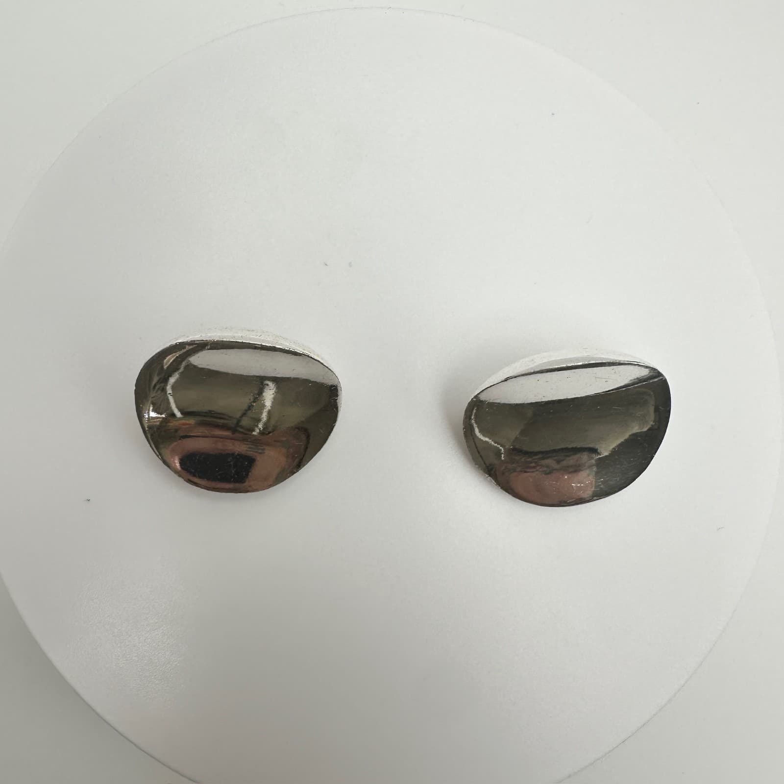 Vintage Avon Clip-On Dome Earrings Silver Tone Y2K 90s 80s Women's Jewelry - Thumbnail 2