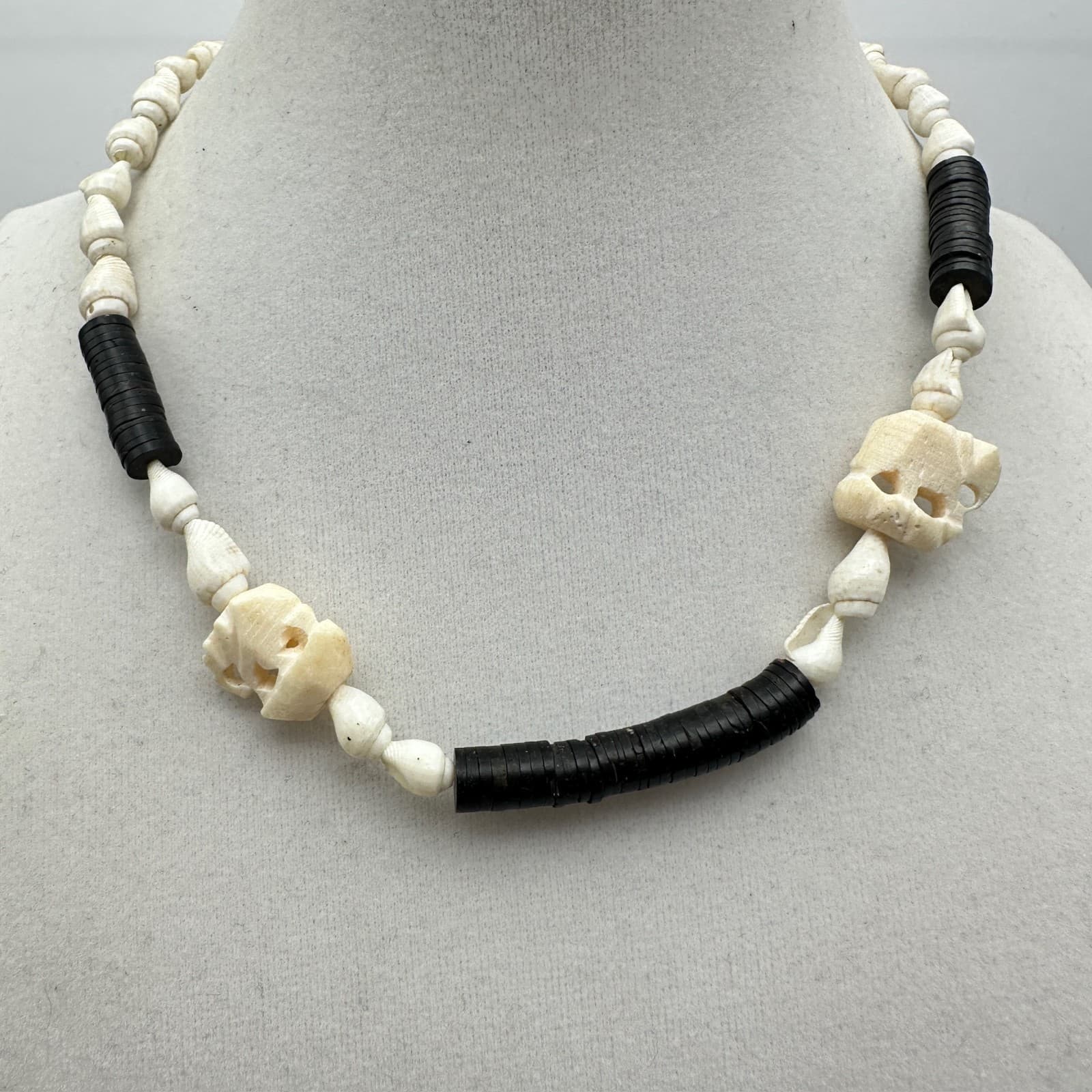 Vintage 80s Head Shell Heishi Beaded Necklace Women's Classic Fashion Jewelry