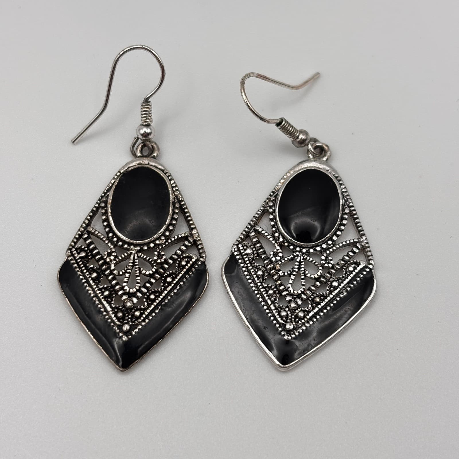 Vintage 90s Silver Tone Black Enamel Filigree Rhombus Dangle Earrings Jewelry