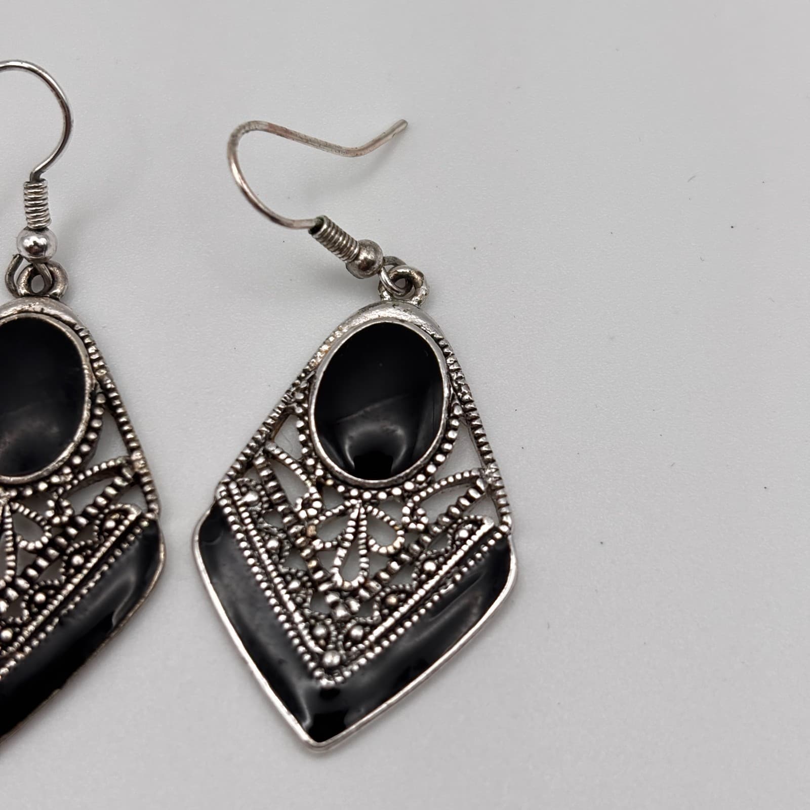 Vintage 90s Silver Tone Black Enamel Filigree Rhombus Dangle Earrings Jewelry - Thumbnail 2