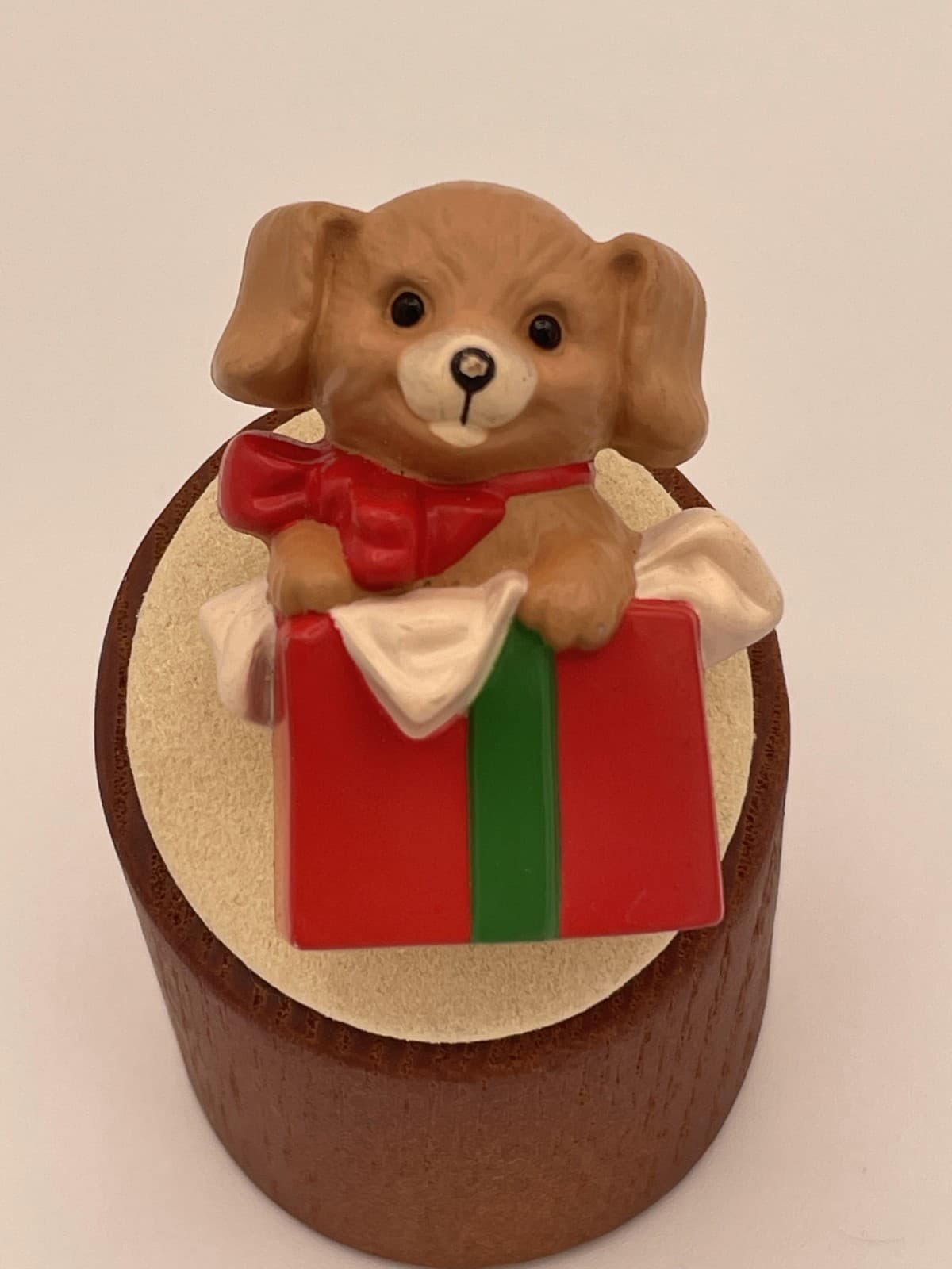 Vintage VTG Hallmark Cards Christmas Pin Brooch Puppy Dog Gift Box Present Hard - Thumbnail 2