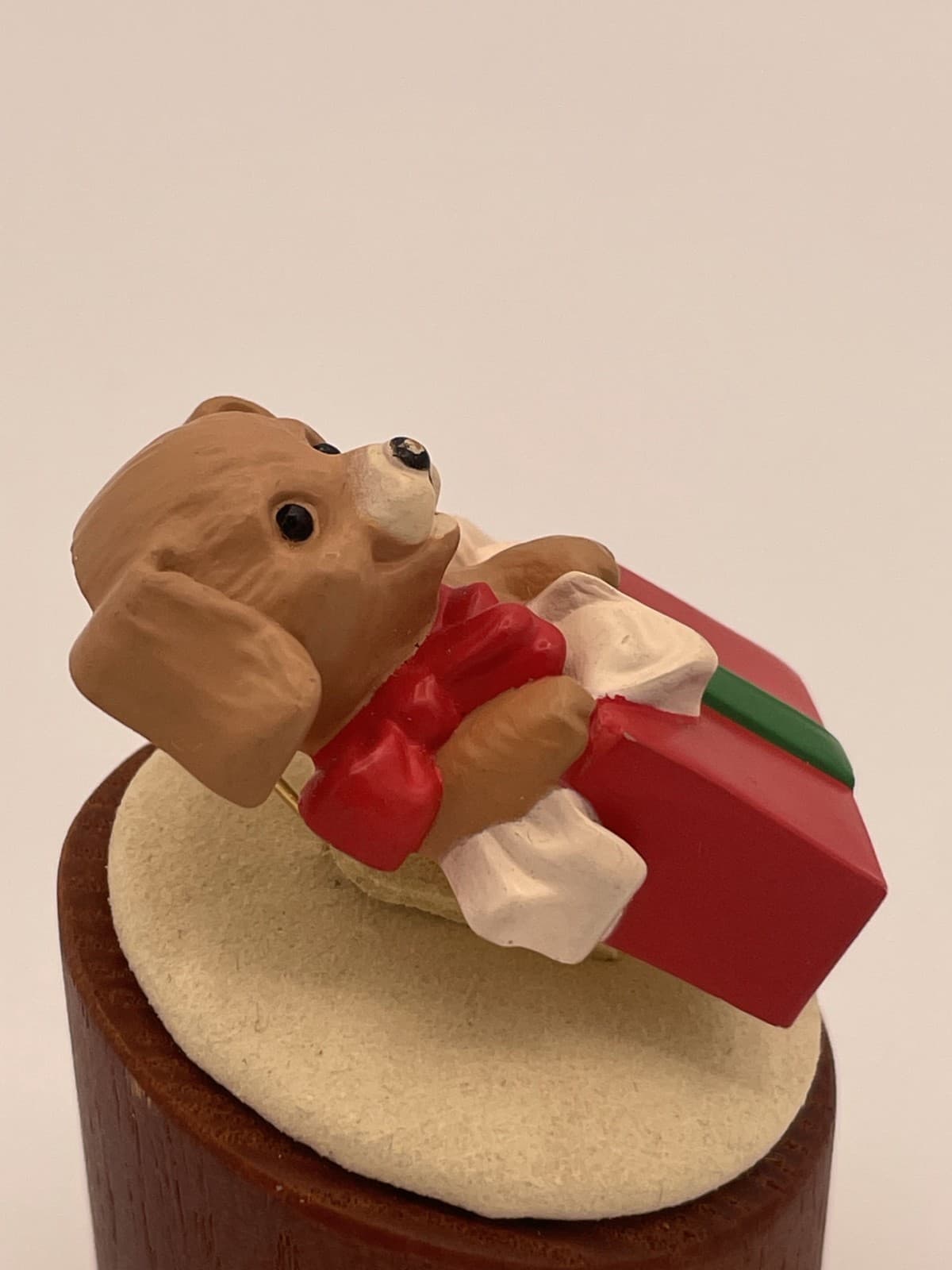 Vintage VTG Hallmark Cards Christmas Pin Brooch Puppy Dog Gift Box Present Hard - Thumbnail 3