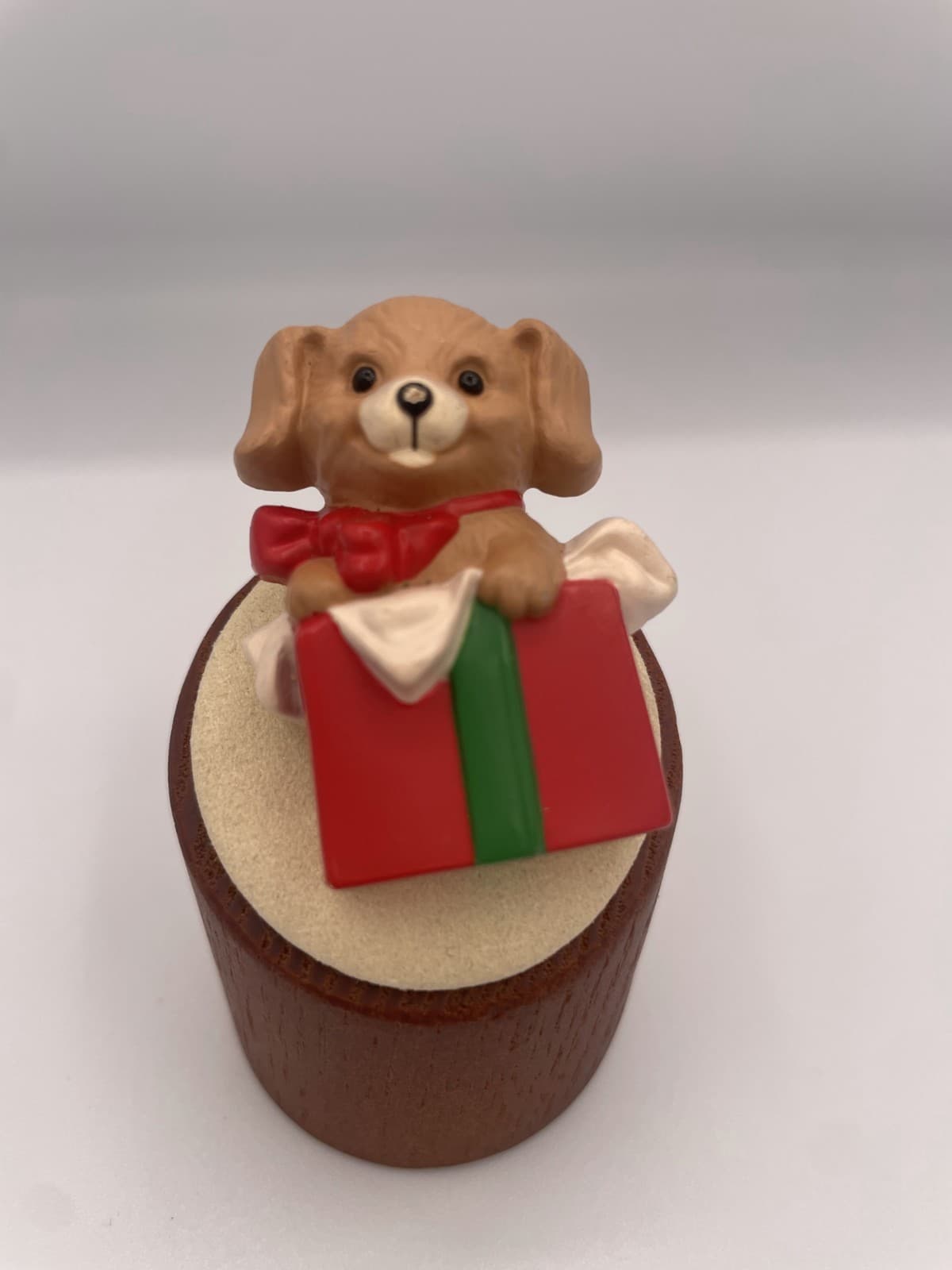Vintage VTG Hallmark Cards Christmas Pin Brooch Puppy Dog Gift Box Present Hard - Thumbnail 5