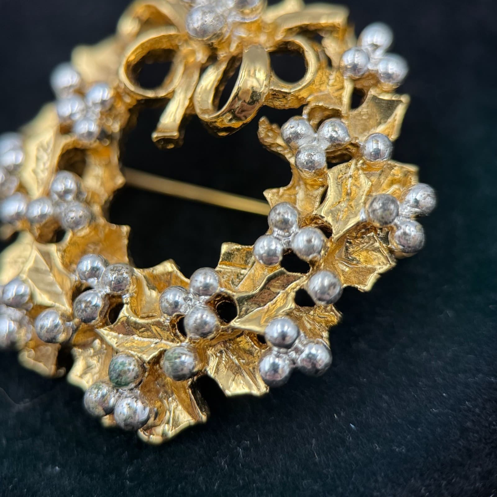 Vintage Gold-Tone Christmas Wreath Brooch w/ Rhinestones & Bow Detail - Thumbnail 3