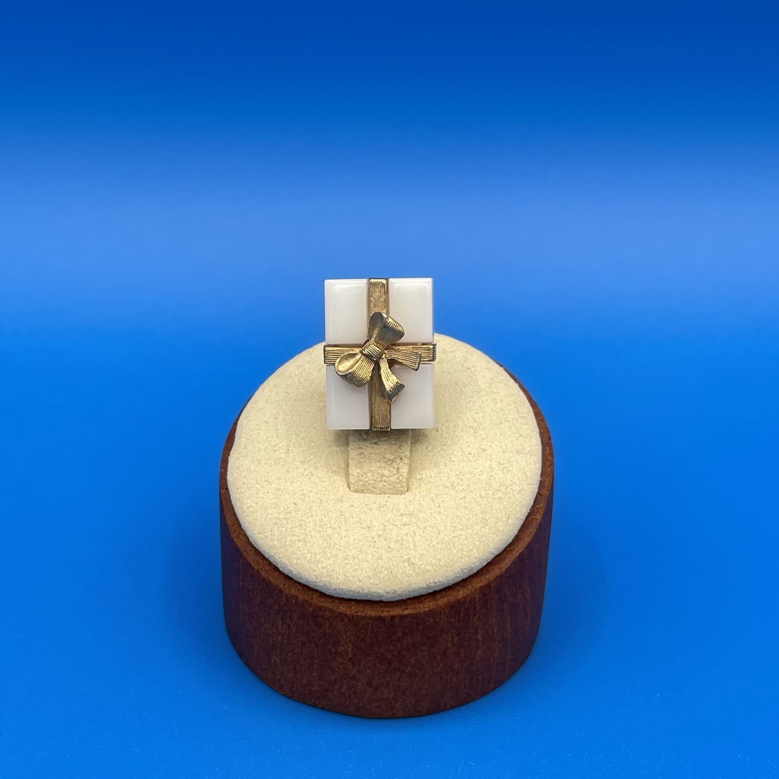 Vintage VTG Gold Tone Tie Tack Stick Pin White Onyx Gift Box Bow Minimalist