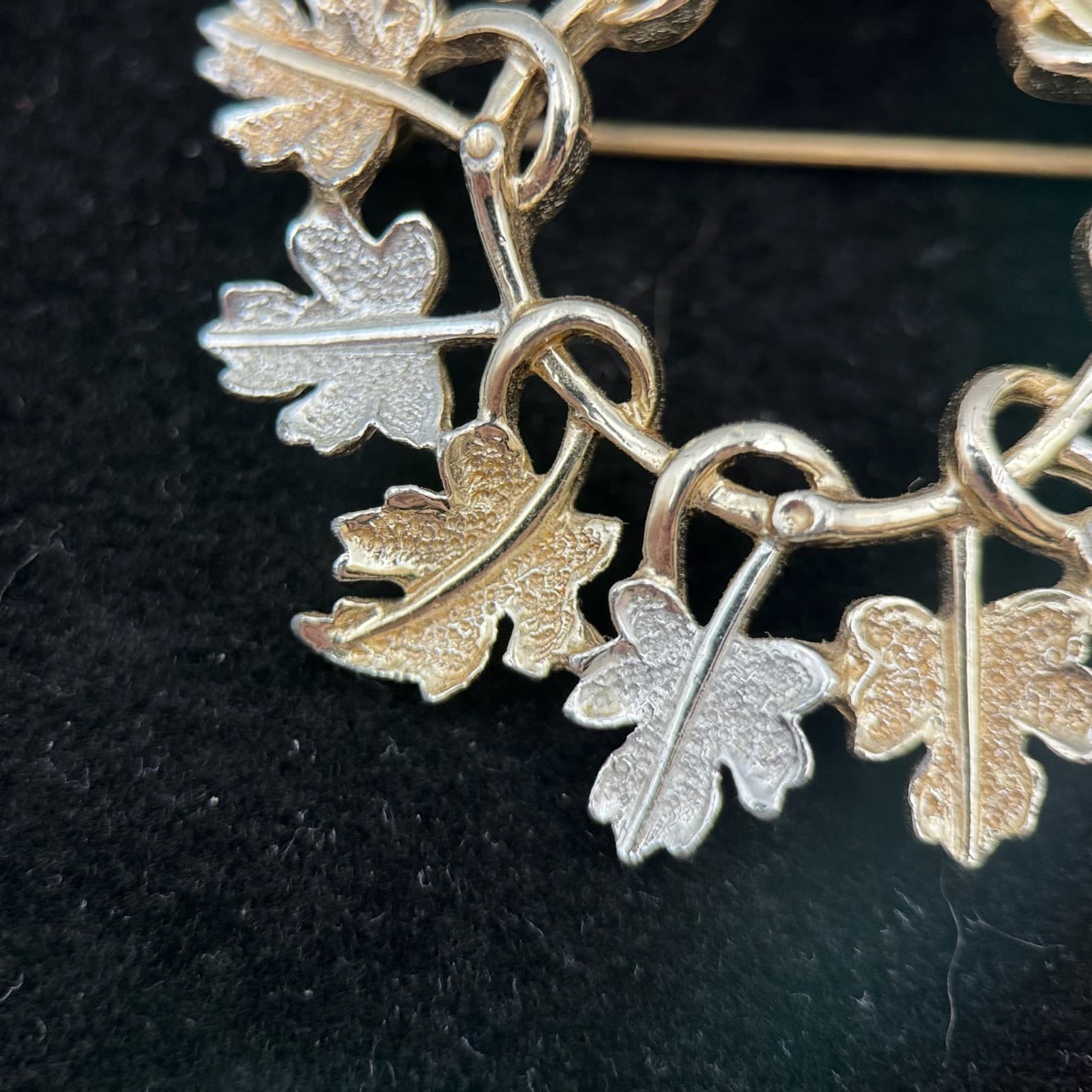 Vintage Two-Tone Oak Leaf Wreath Brooch Gold & Silver-Tone Fall Motif - Thumbnail 3