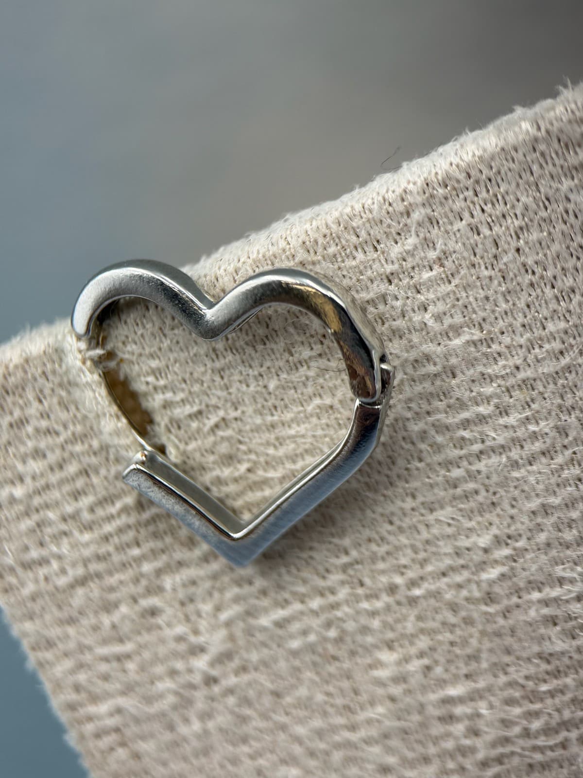Minimalist Silver-Tone Open Heart Stud Earrings Modern Y2K Cute Style - Thumbnail 3