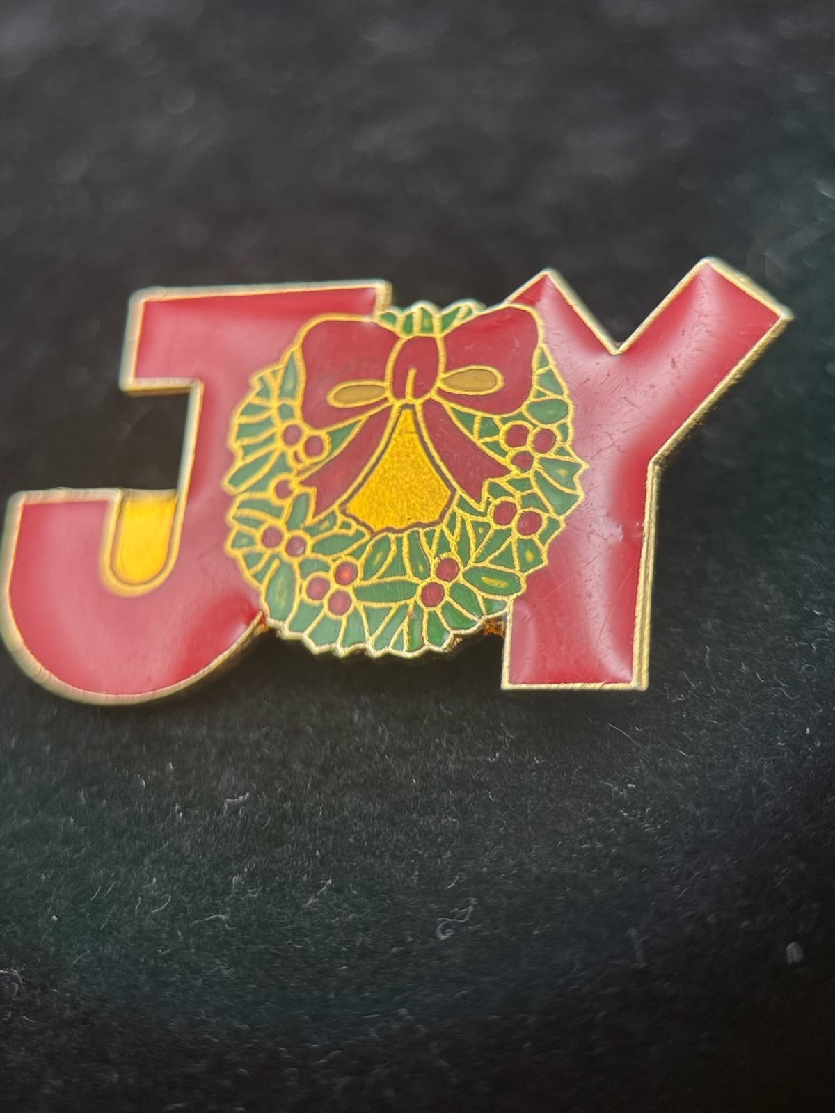 Vintage Enamel “JOY” Christmas Pin w/ Wreath & Bow Holiday Brooch - Thumbnail 3