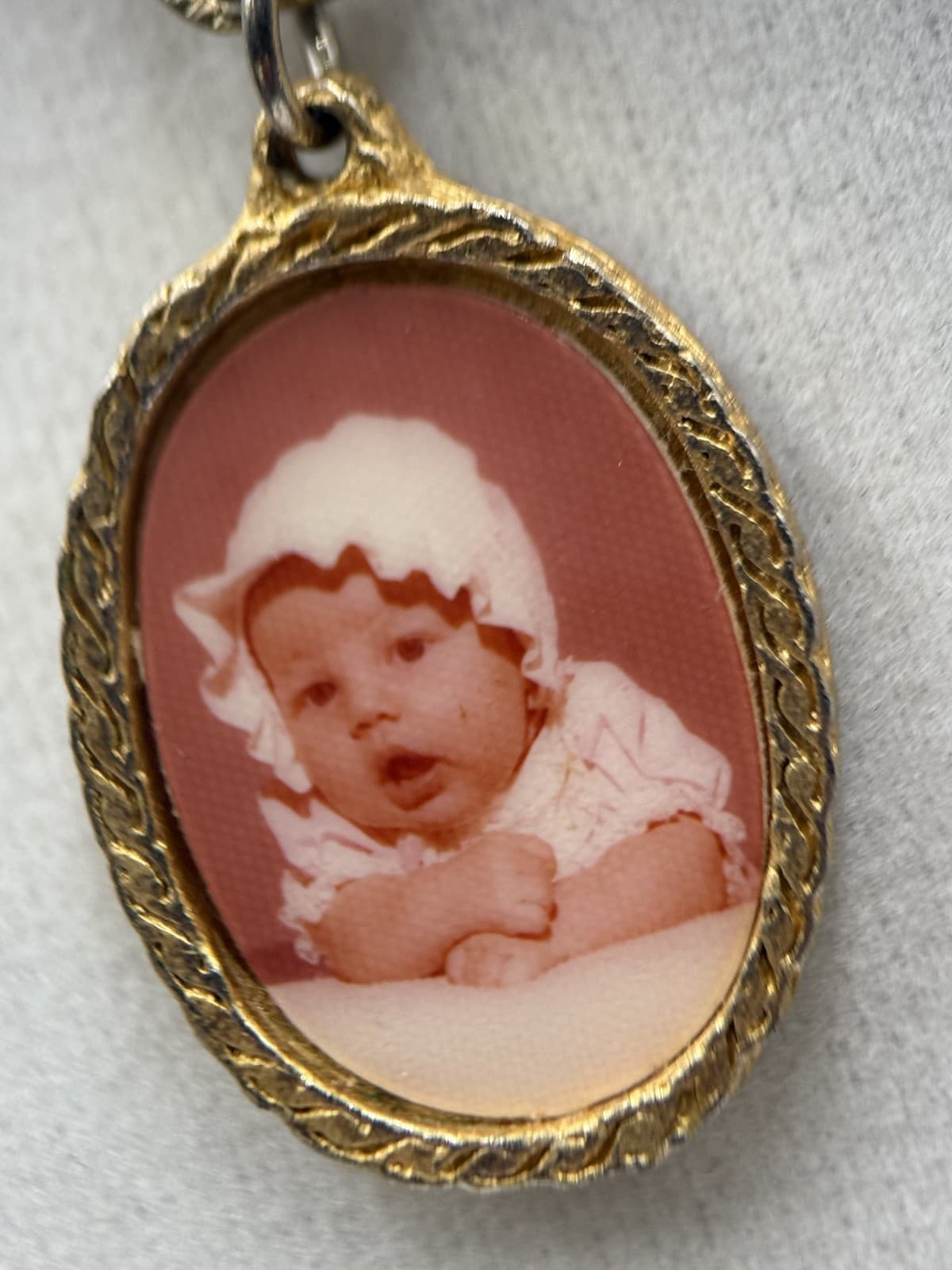Vintage Gold-Tone Cameo Pendant Necklace Oval Portrait Classic Retro