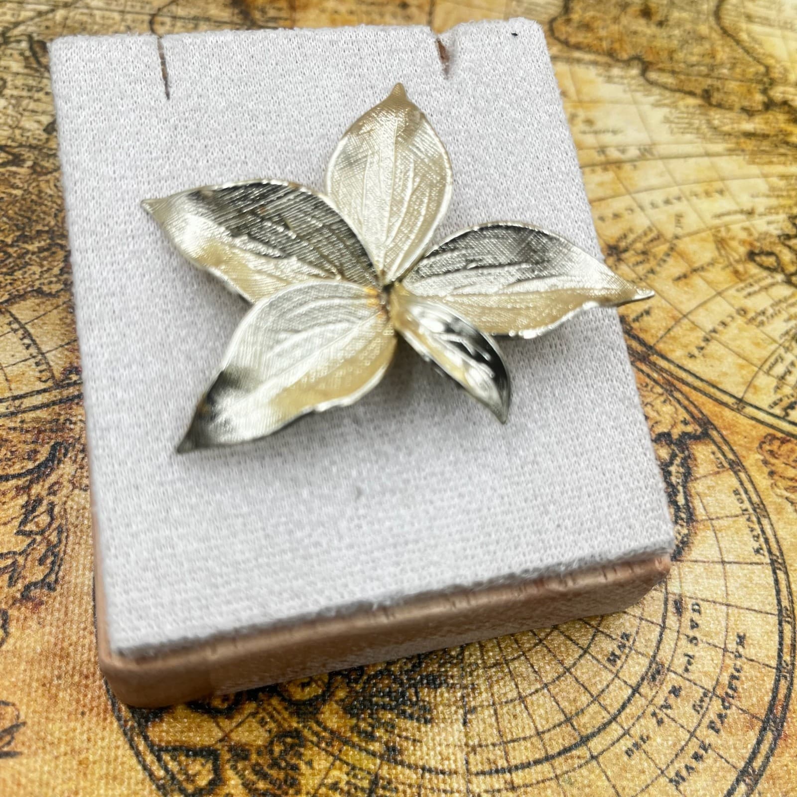 Vintage Silver Tone Textured Leaf Brooch Pin Classic Shiny Floral Design