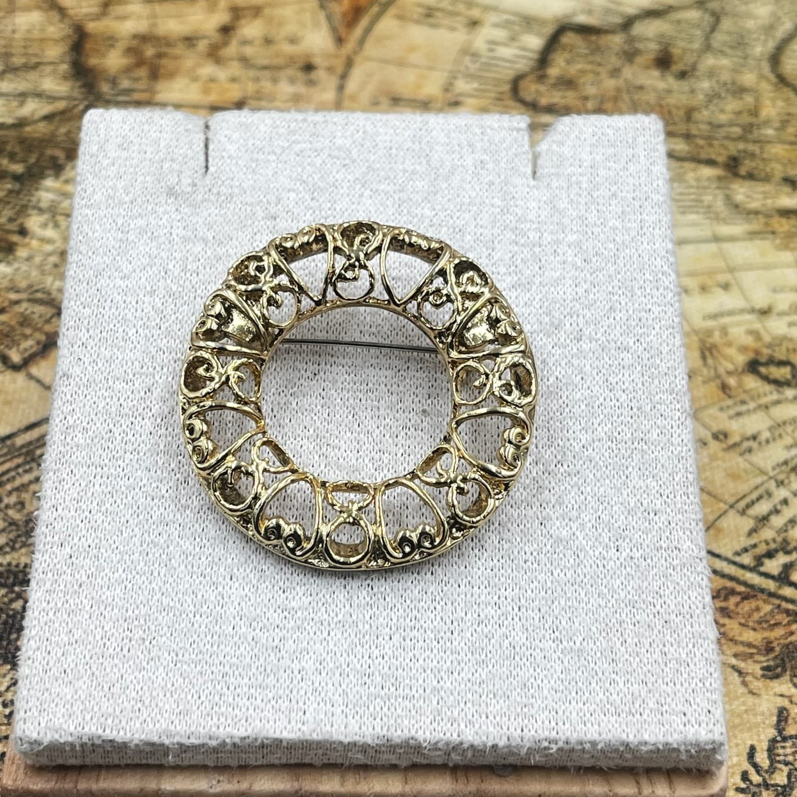 Vintage Vintage-Style Gold Tone Round Wreath Brooch Pin for Women