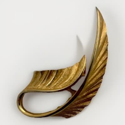 Vintage Brooch Gold Tone Leaf Elegant Curved Mid-Century Pin Feather