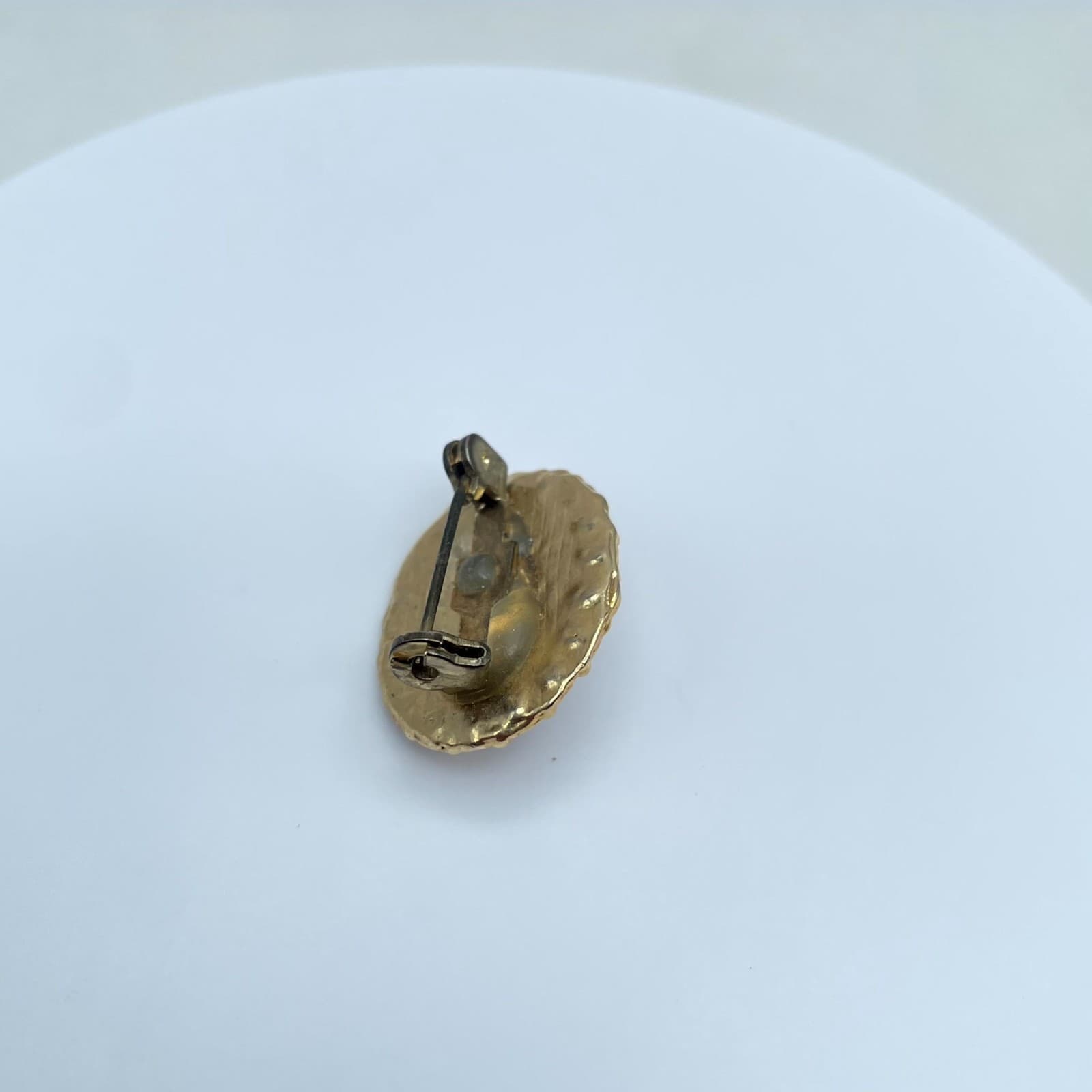 VTG Gold-Tone Faceted Rhinestone Mother Of Pearl Center Beads Oval Halo Brooch - Thumbnail 3