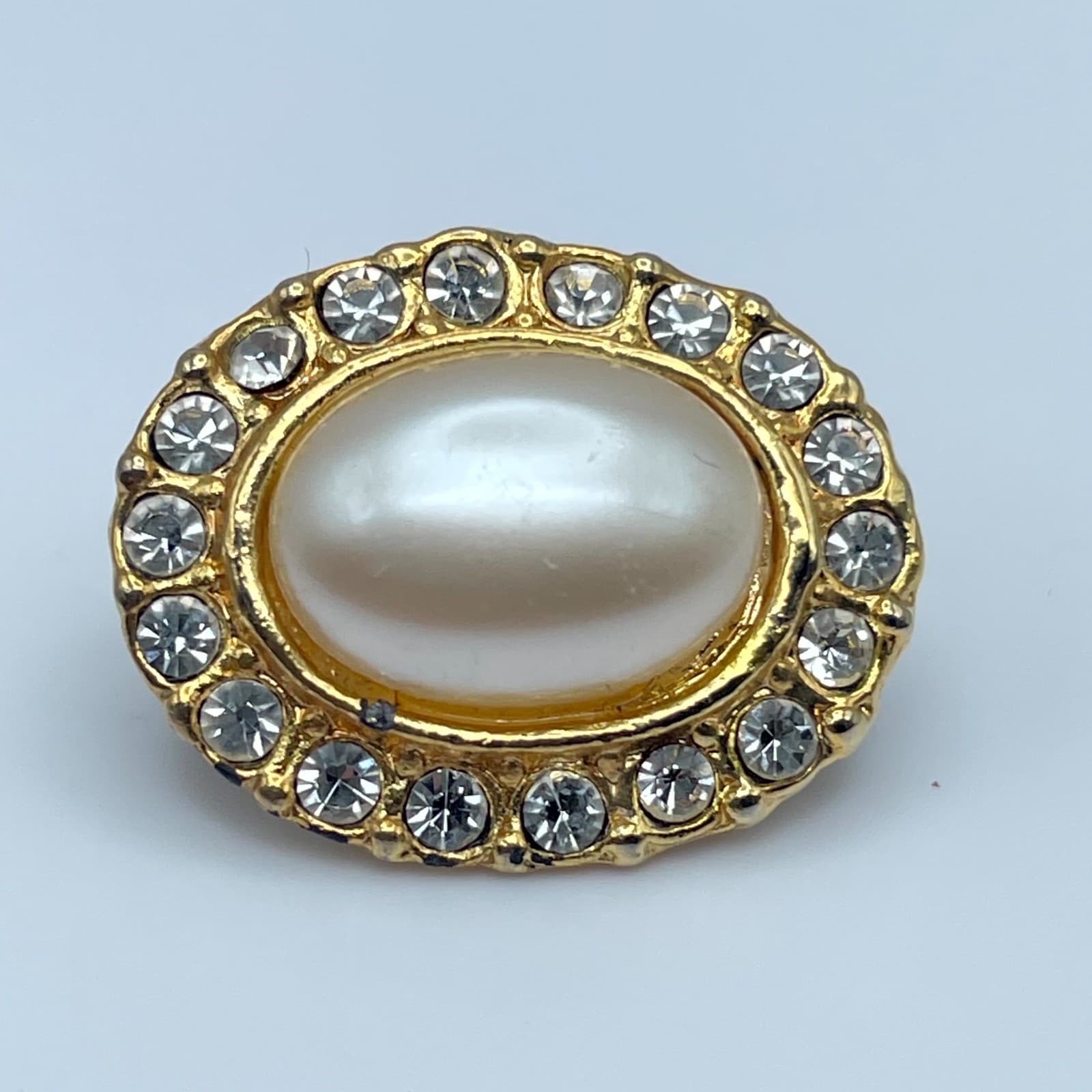 VTG Gold-Tone Faceted Rhinestone Mother Of Pearl Center Beads Oval Halo Brooch