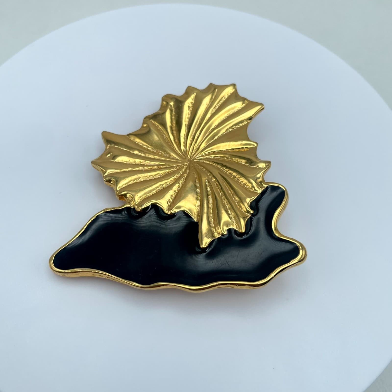 Vintage Gold-Tone Classic Fashion Floral Engraved Black Enamel Leaf Brooch Pin