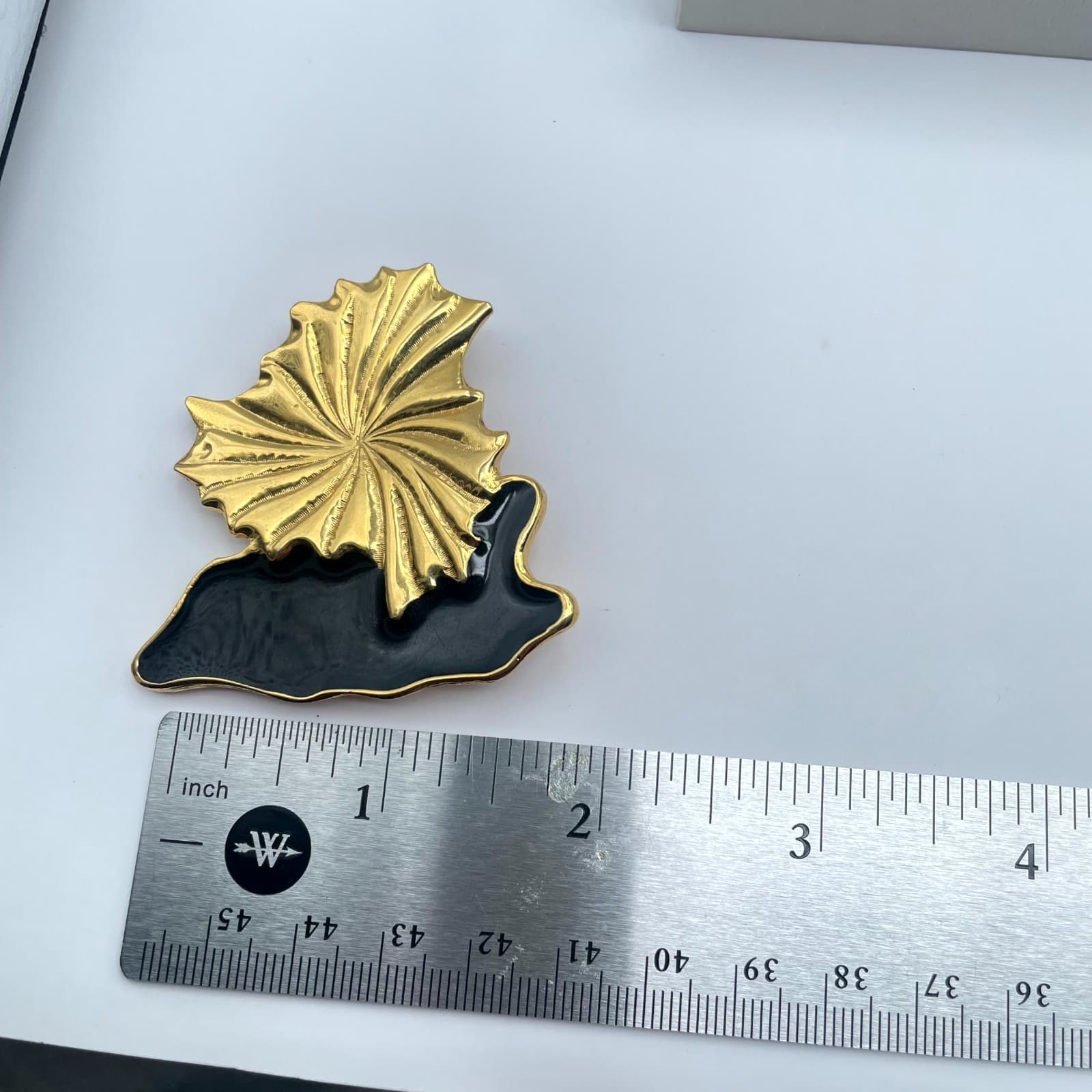 Vintage Gold-Tone Classic Fashion Floral Engraved Black Enamel Leaf Brooch Pin - Thumbnail 2