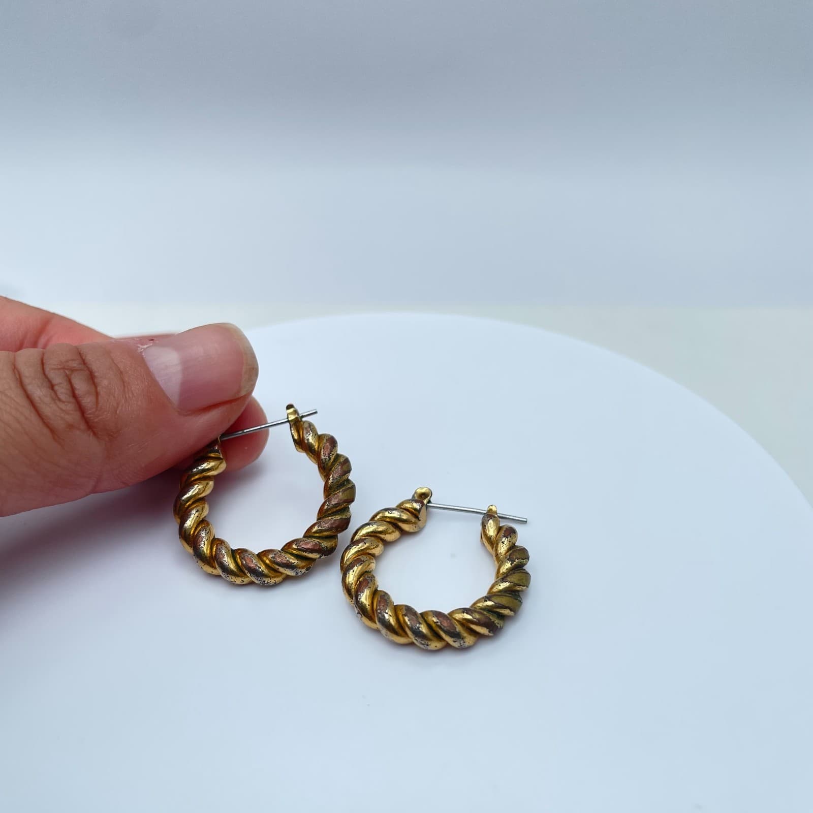 Vintage 80s Gold Tone Twisted Rope Hoop Earrings Textured Retro Fashion Jewelry - Thumbnail 7