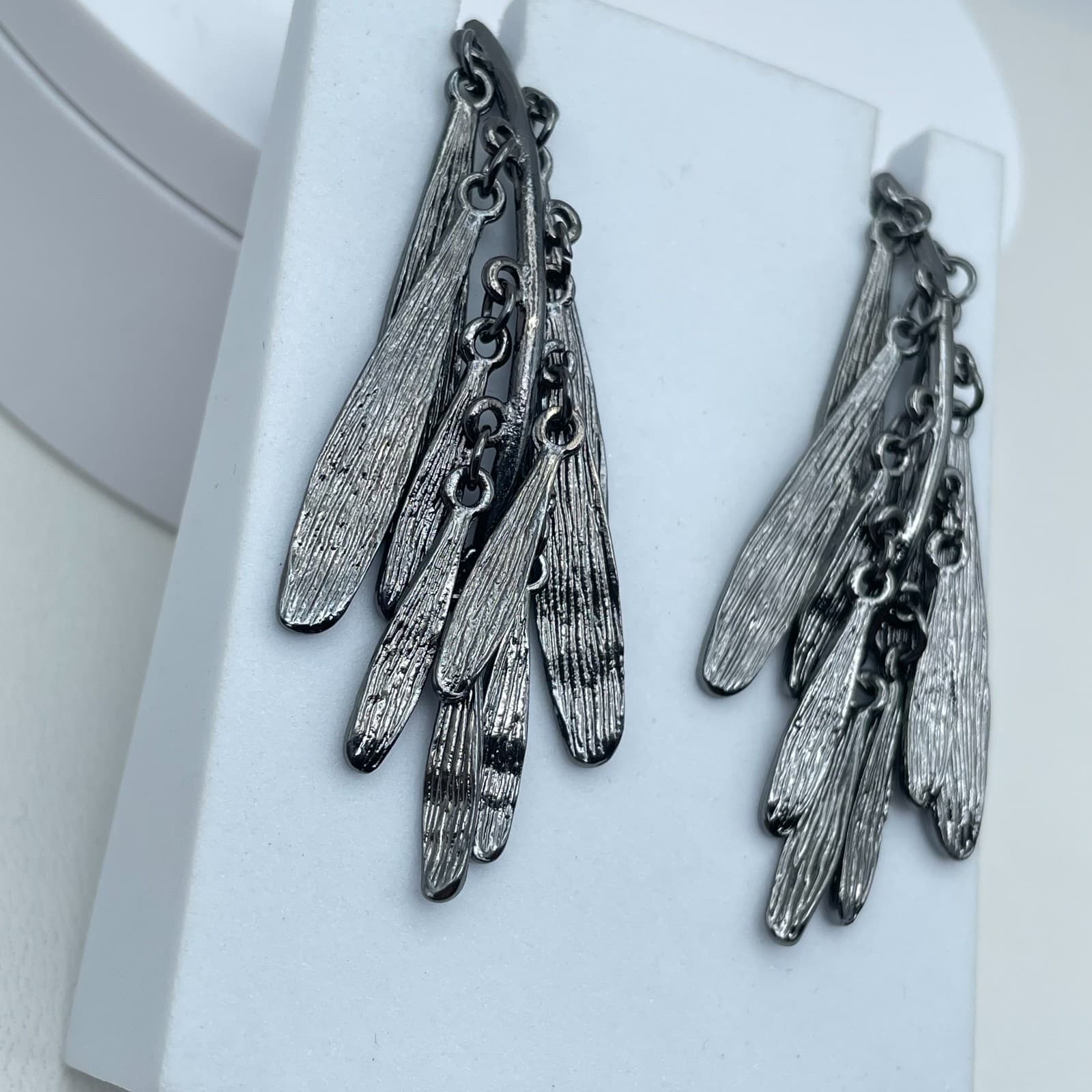 Vintage 90s Gunmetal Fringe Dangle Earrings Textured Leaf Tassel Women's Jewelry - Thumbnail 3