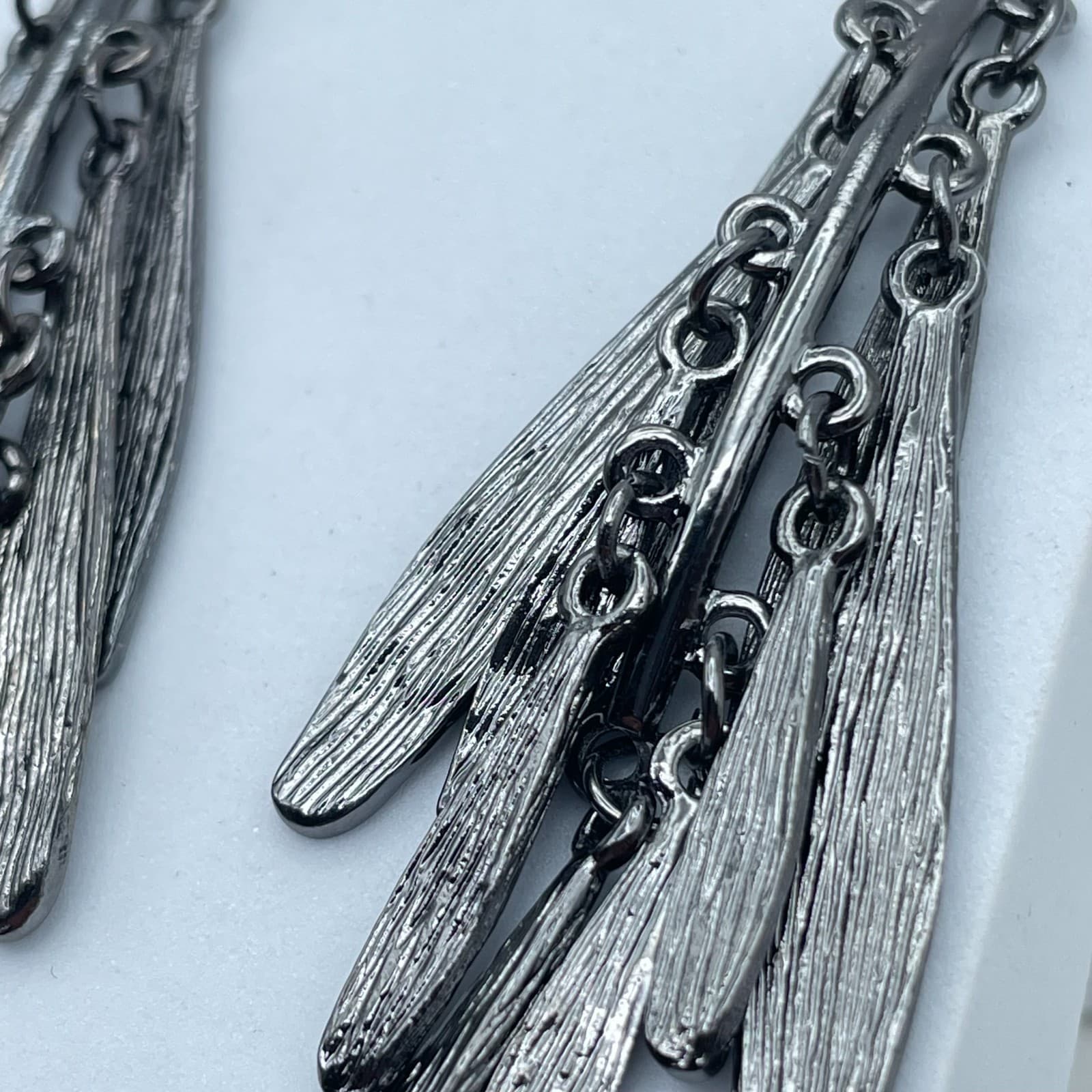 Vintage 90s Gunmetal Fringe Dangle Earrings Textured Leaf Tassel Women's Jewelry - Thumbnail 4