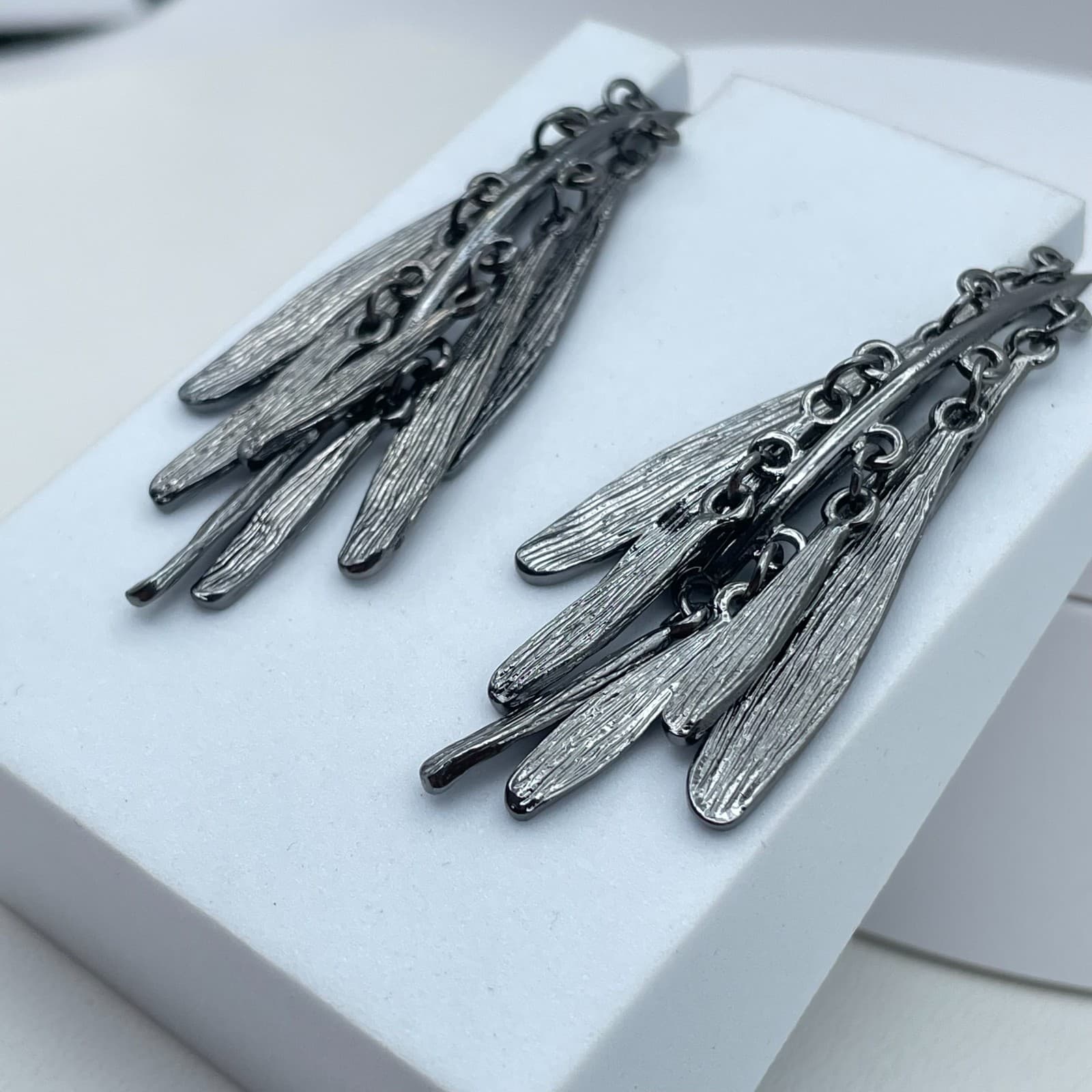 Vintage 90s Gunmetal Fringe Dangle Earrings Textured Leaf Tassel Women's Jewelry - Thumbnail 7