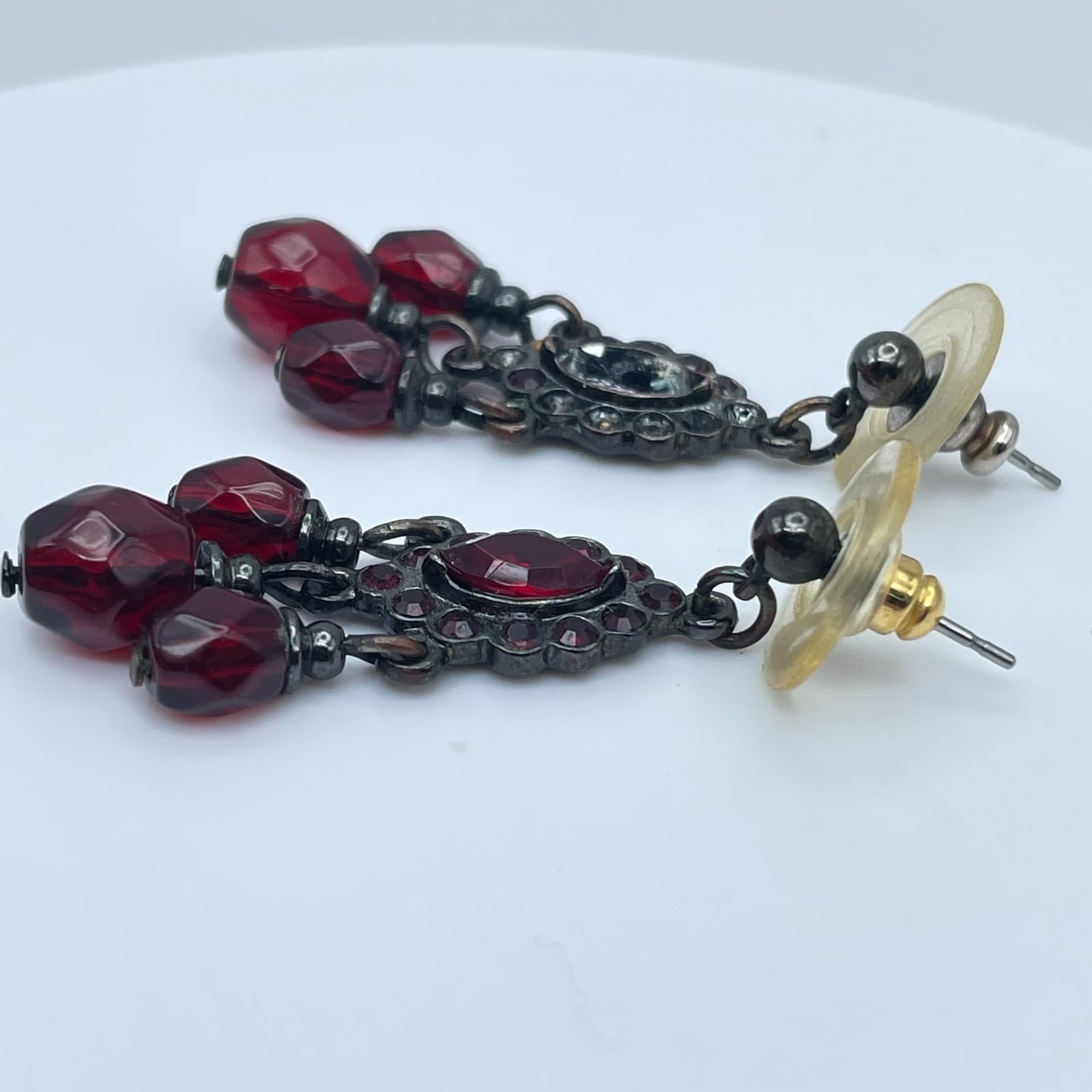 Vintage 90s Chandelier Earrings Red Glass Bead Gunmetal Dangle Boho Fashion - Thumbnail 7