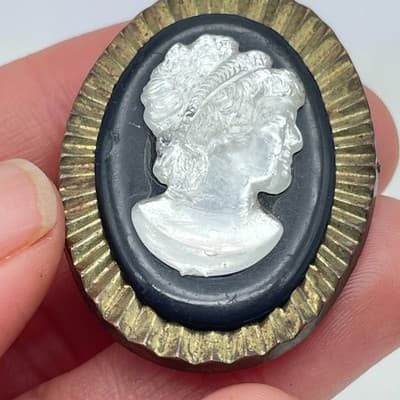 Vintage 1970s Gold-Tone Sunburst-Style Border The Muse Lady Cameo Brooch Pin - Thumbnail 2