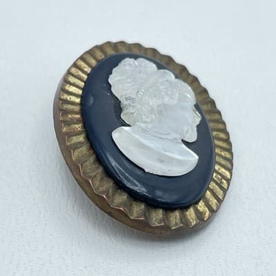 Vintage 1970s Gold-Tone Sunburst-Style Border The Muse Lady Cameo Brooch Pin - Thumbnail 3