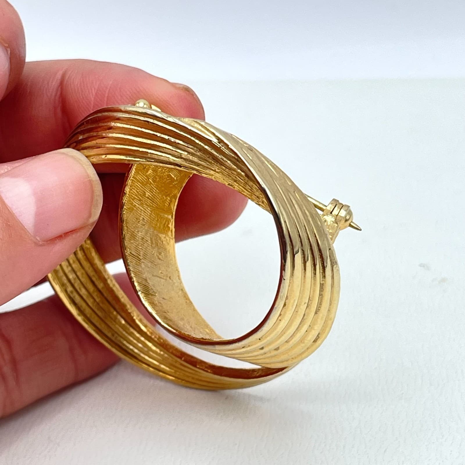 Vintage Gold-Tone Metal Engraved Hammered Abstract Swirling Double-Ring Brooch - Thumbnail 7
