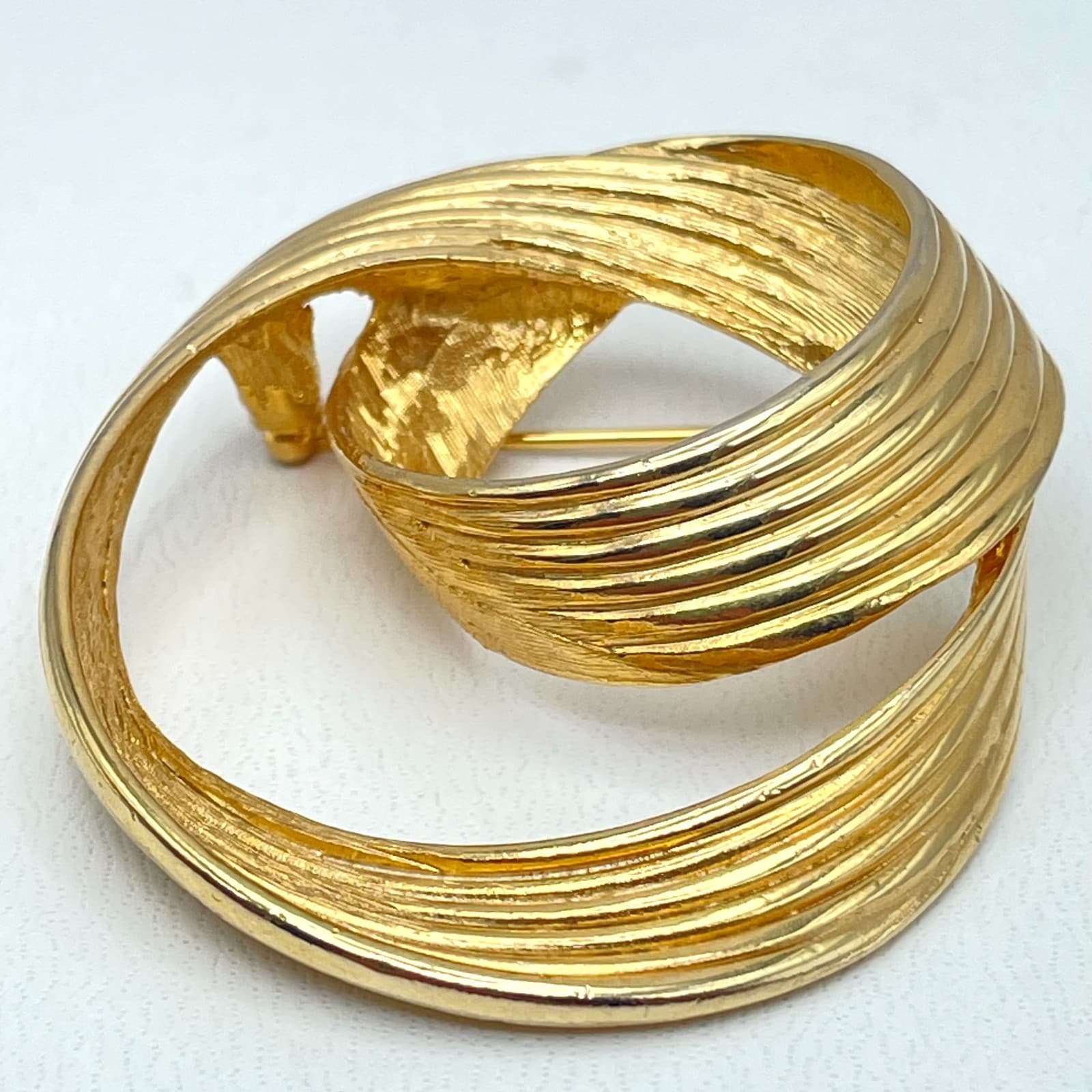 Vintage Gold-Tone Metal Engraved Hammered Abstract Swirling Double-Ring Brooch - Thumbnail 3