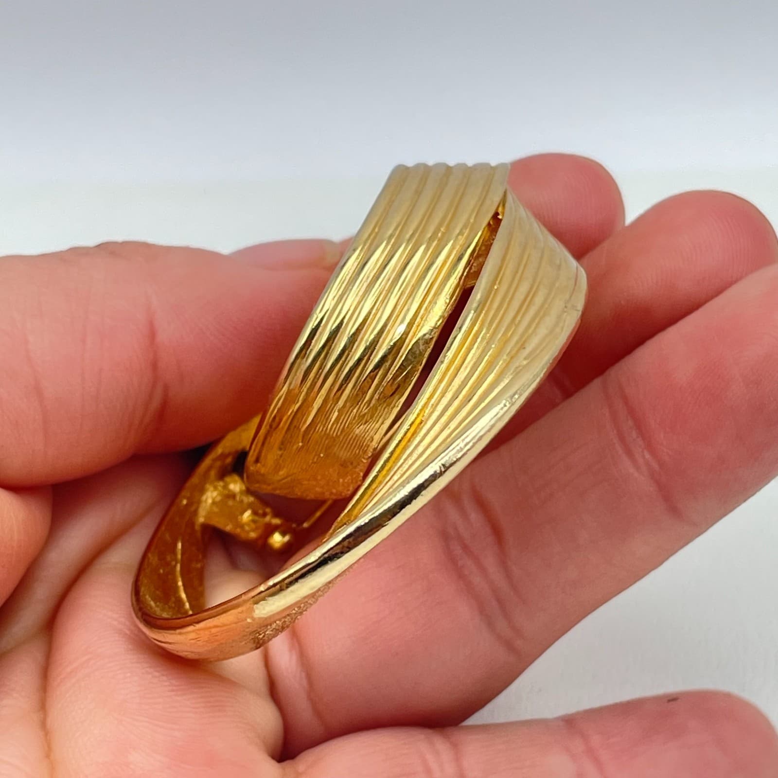 Vintage Gold-Tone Metal Engraved Hammered Abstract Swirling Double-Ring Brooch - Thumbnail 5