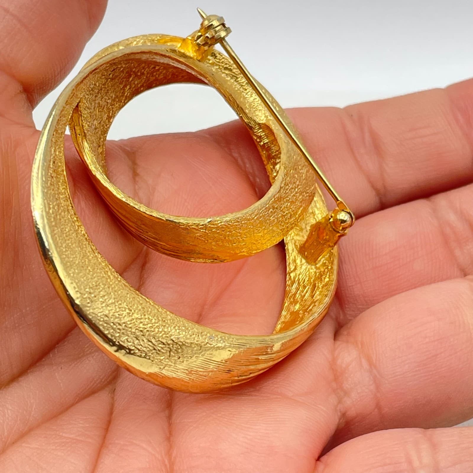 Vintage Gold-Tone Metal Engraved Hammered Abstract Swirling Double-Ring Brooch - Thumbnail 6