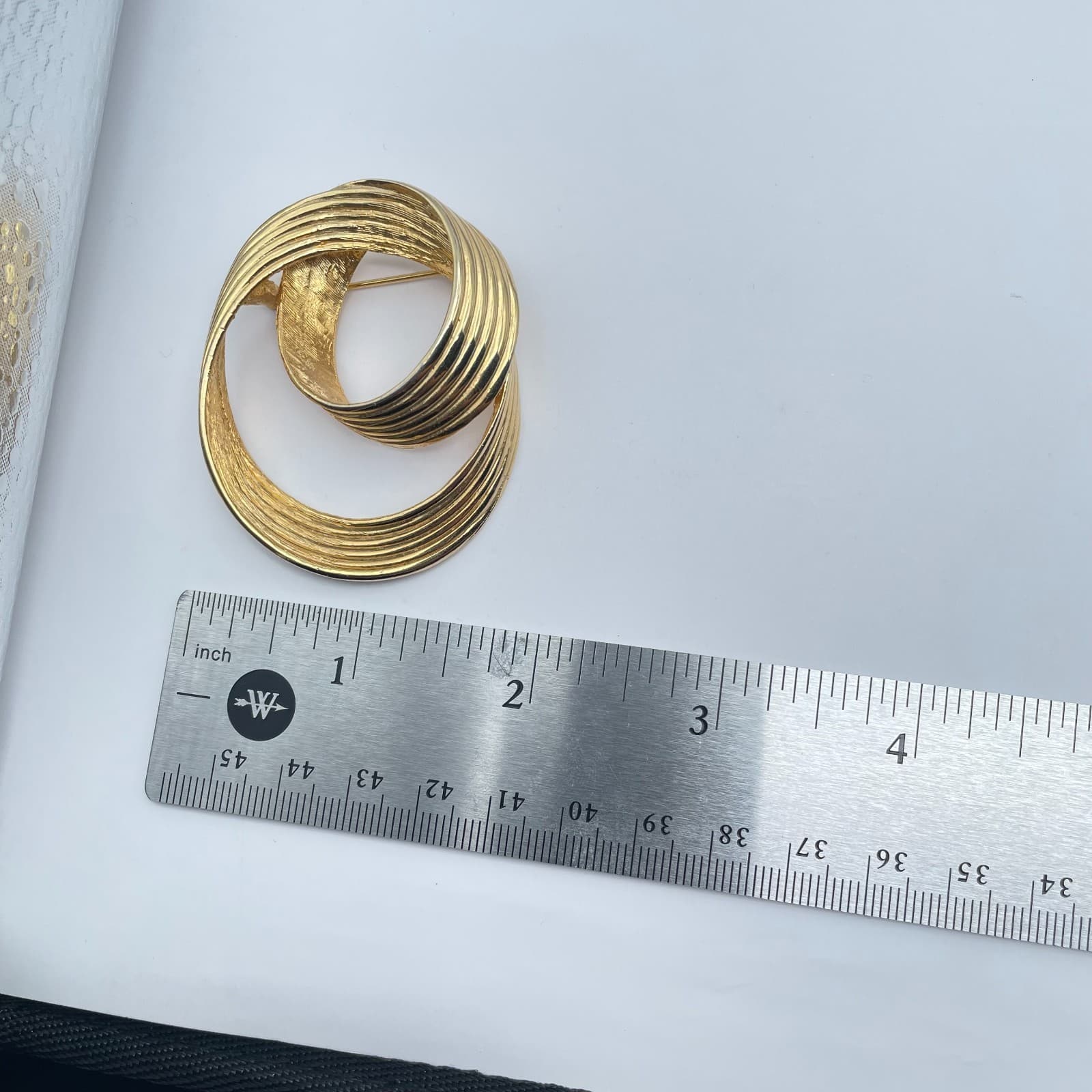 Vintage Gold-Tone Metal Engraved Hammered Abstract Swirling Double-Ring Brooch - Thumbnail 9
