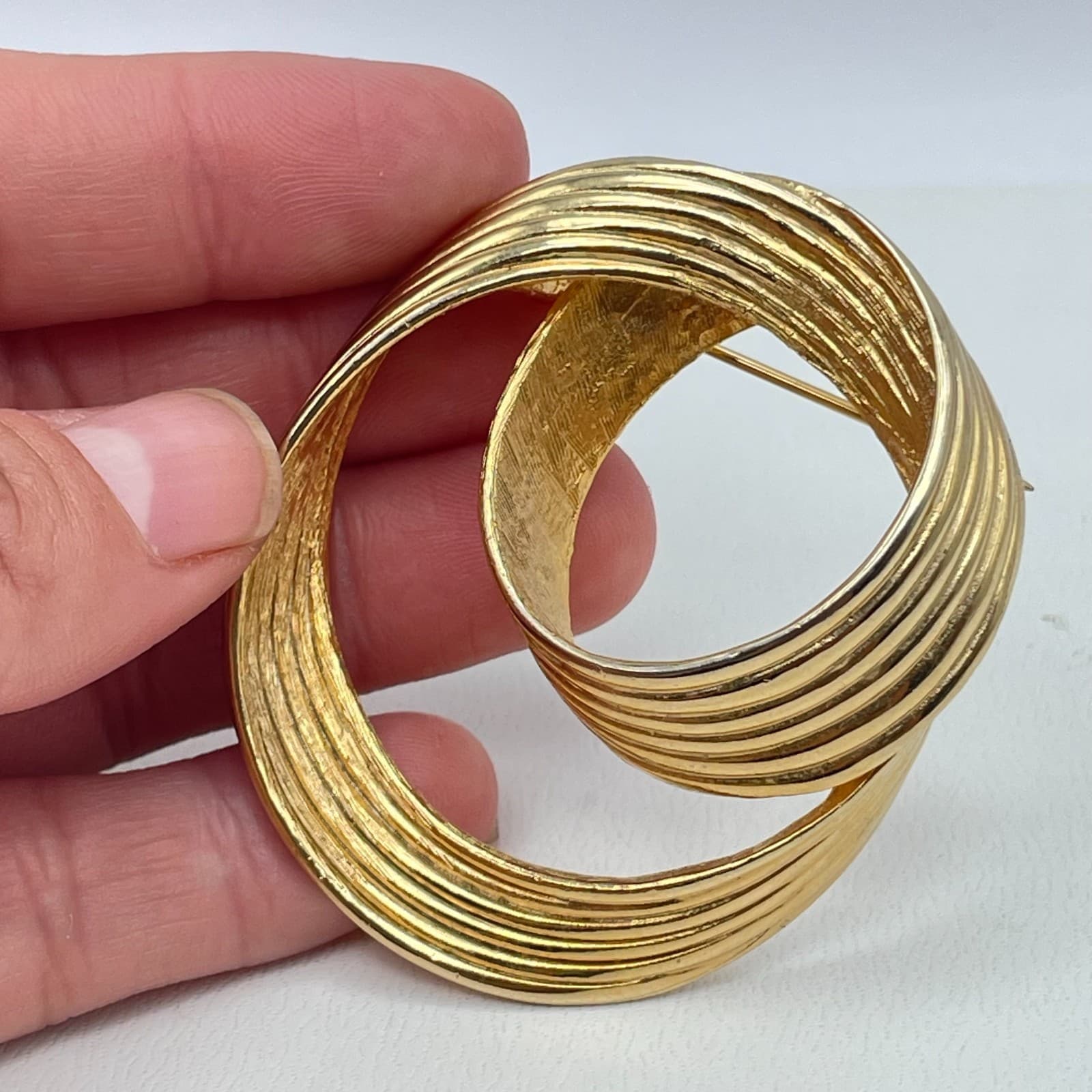 Vintage Gold-Tone Metal Engraved Hammered Abstract Swirling Double-Ring Brooch - Thumbnail 8