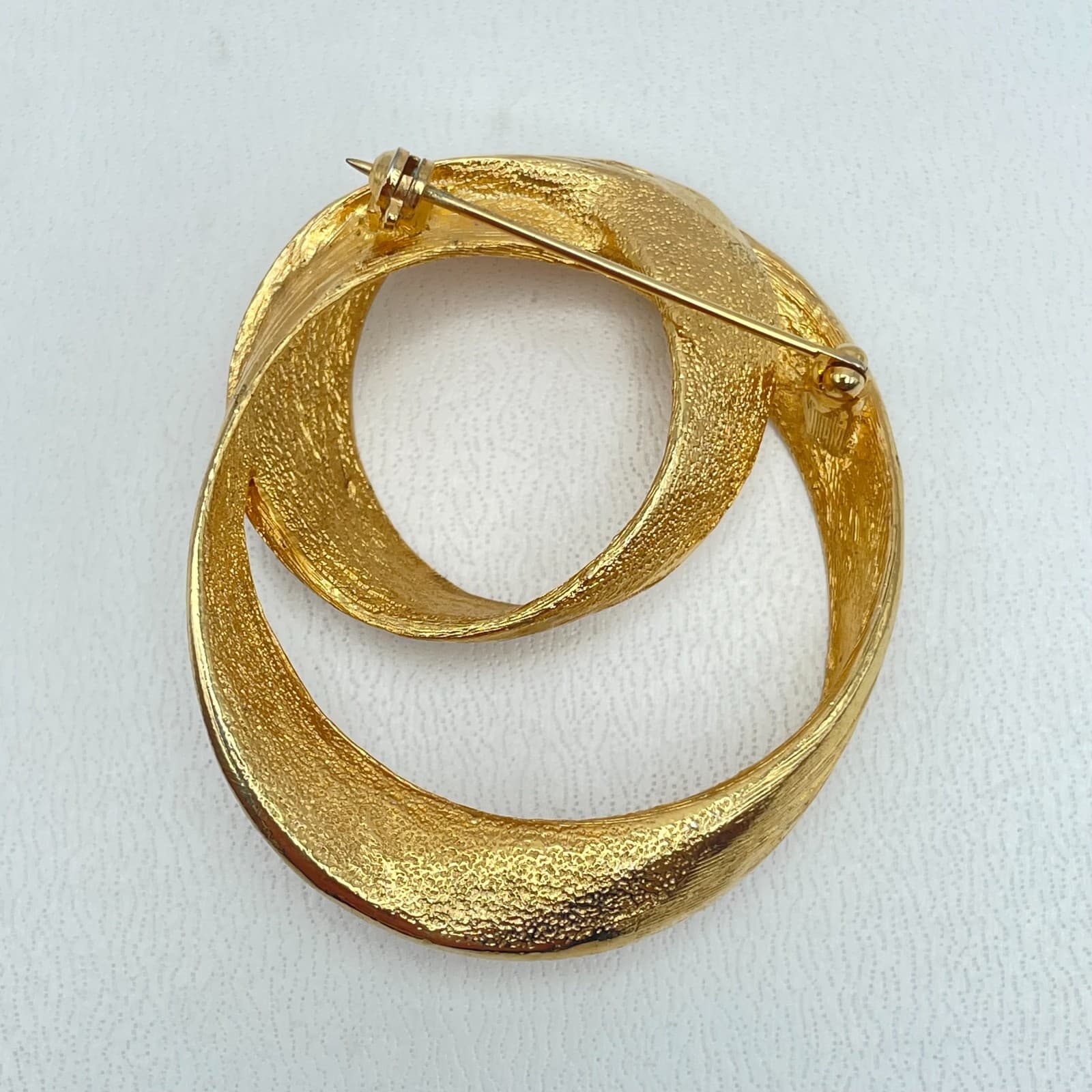 Vintage Gold-Tone Metal Engraved Hammered Abstract Swirling Double-Ring Brooch - Thumbnail 2