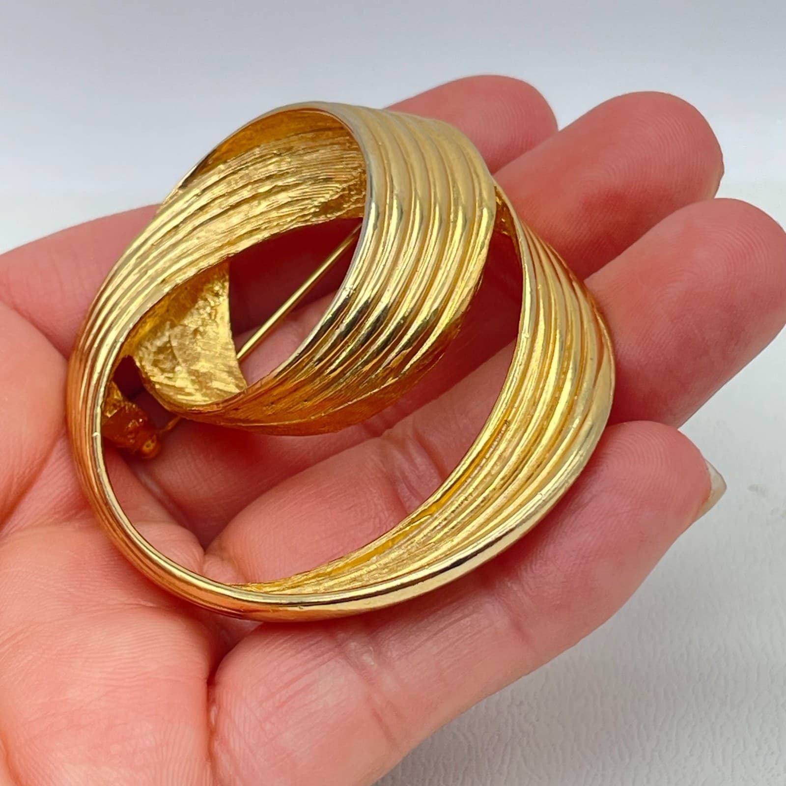 Vintage Gold-Tone Metal Engraved Hammered Abstract Swirling Double-Ring Brooch - Thumbnail 4