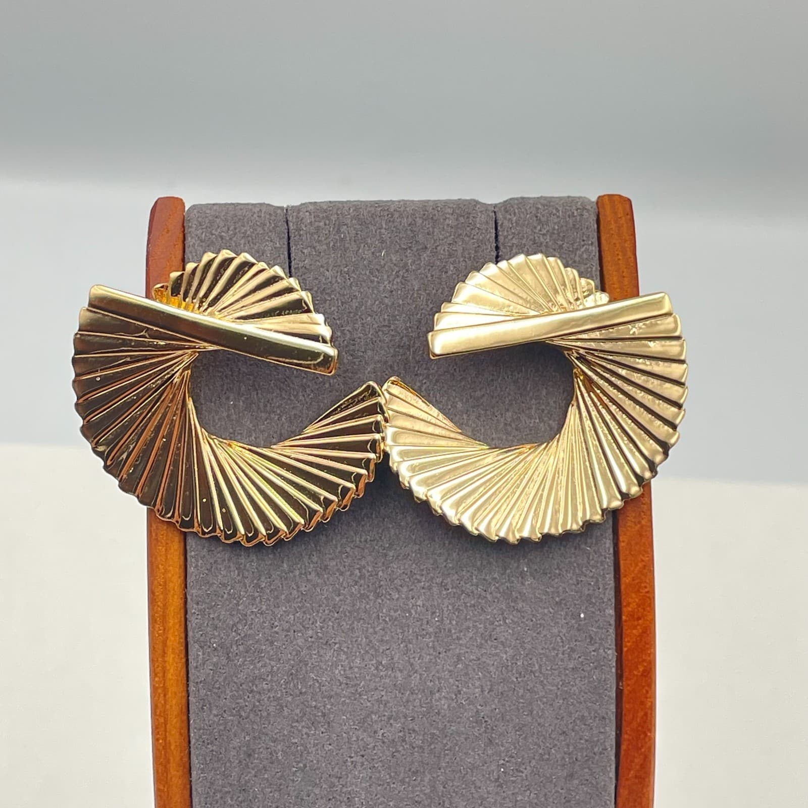 Vintage 80s Gold Tone Abstract Ribbon Fan Statement Dangle Earrings Jewelry