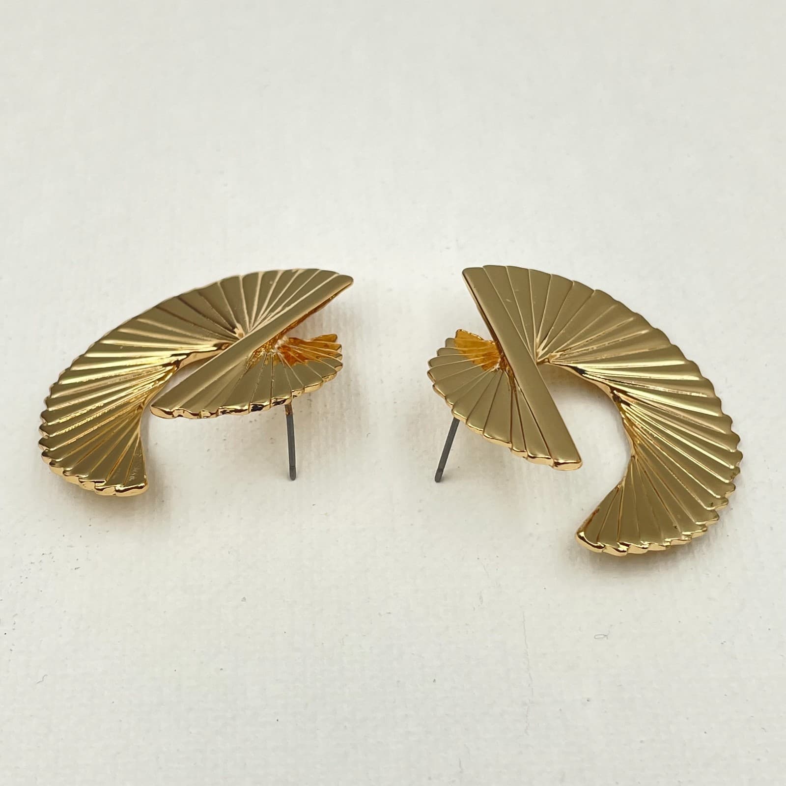 Vintage 80s Gold Tone Abstract Ribbon Fan Statement Dangle Earrings Jewelry - Thumbnail 4