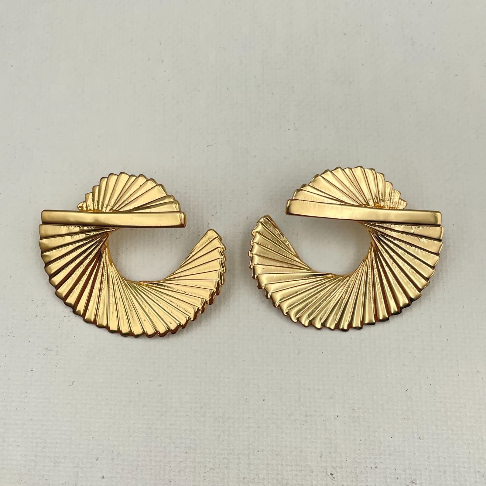 Vintage 80s Gold Tone Abstract Ribbon Fan Statement Dangle Earrings Jewelry - Thumbnail 2