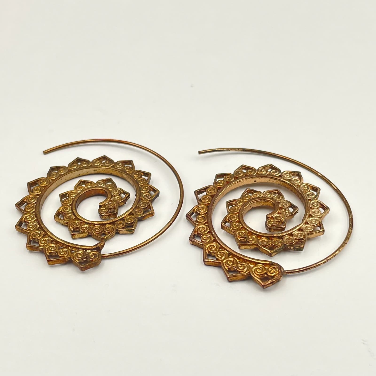 Vintage 90s Gold Tone Spiral Hoop Earrings Boho Filigree Mandala Sun Swirl - Thumbnail 2