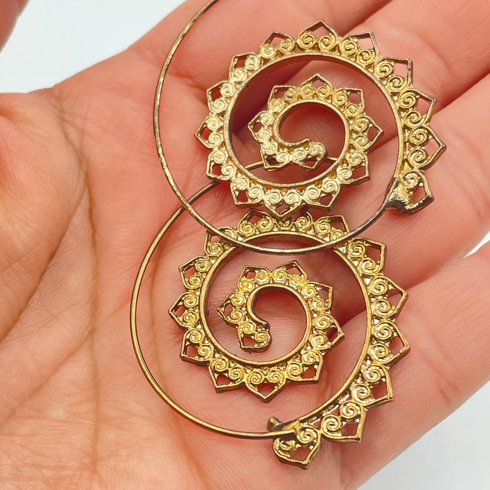 Vintage 90s Gold Tone Spiral Hoop Earrings Boho Filigree Mandala Sun Swirl - Thumbnail 4