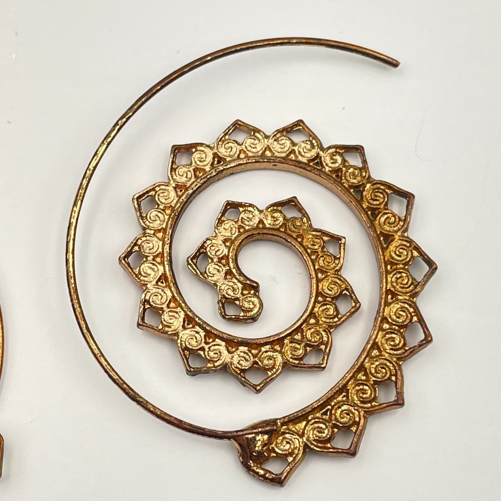 Vintage 90s Gold Tone Spiral Hoop Earrings Boho Filigree Mandala Sun Swirl - Thumbnail 6