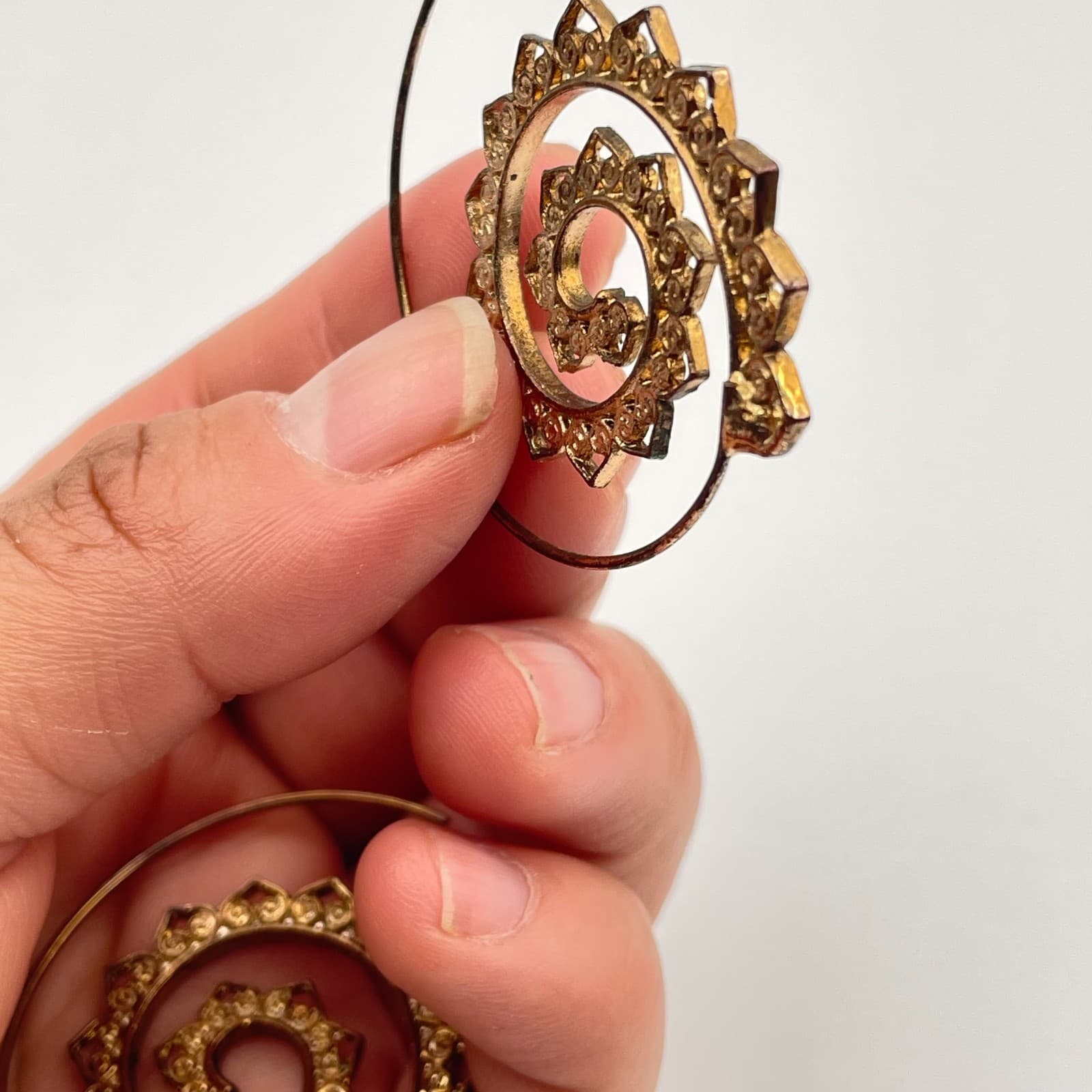 Vintage 90s Gold Tone Spiral Hoop Earrings Boho Filigree Mandala Sun Swirl - Thumbnail 5