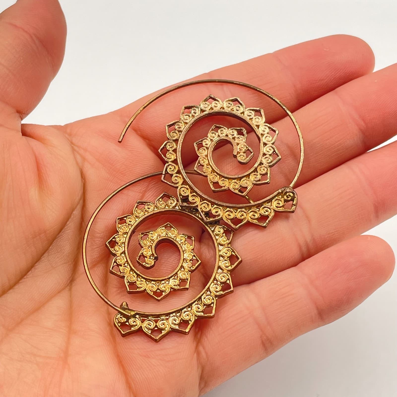 Vintage 90s Gold Tone Spiral Hoop Earrings Boho Filigree Mandala Sun Swirl - Thumbnail 3