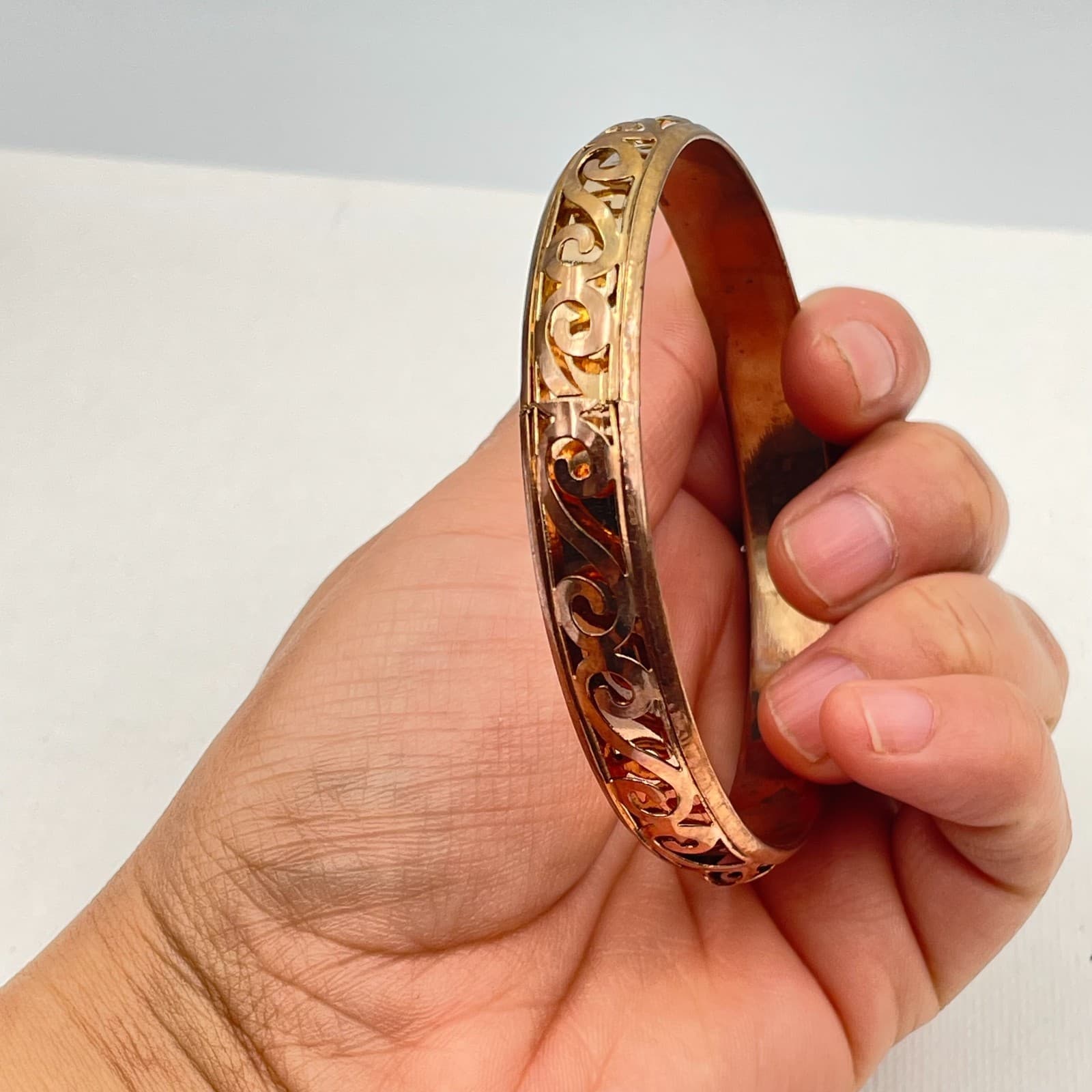 Vintage 80s Gold Tone Filigree Bangle Bracelet Scroll Cutout Boho Estate Jewelry - Thumbnail 4
