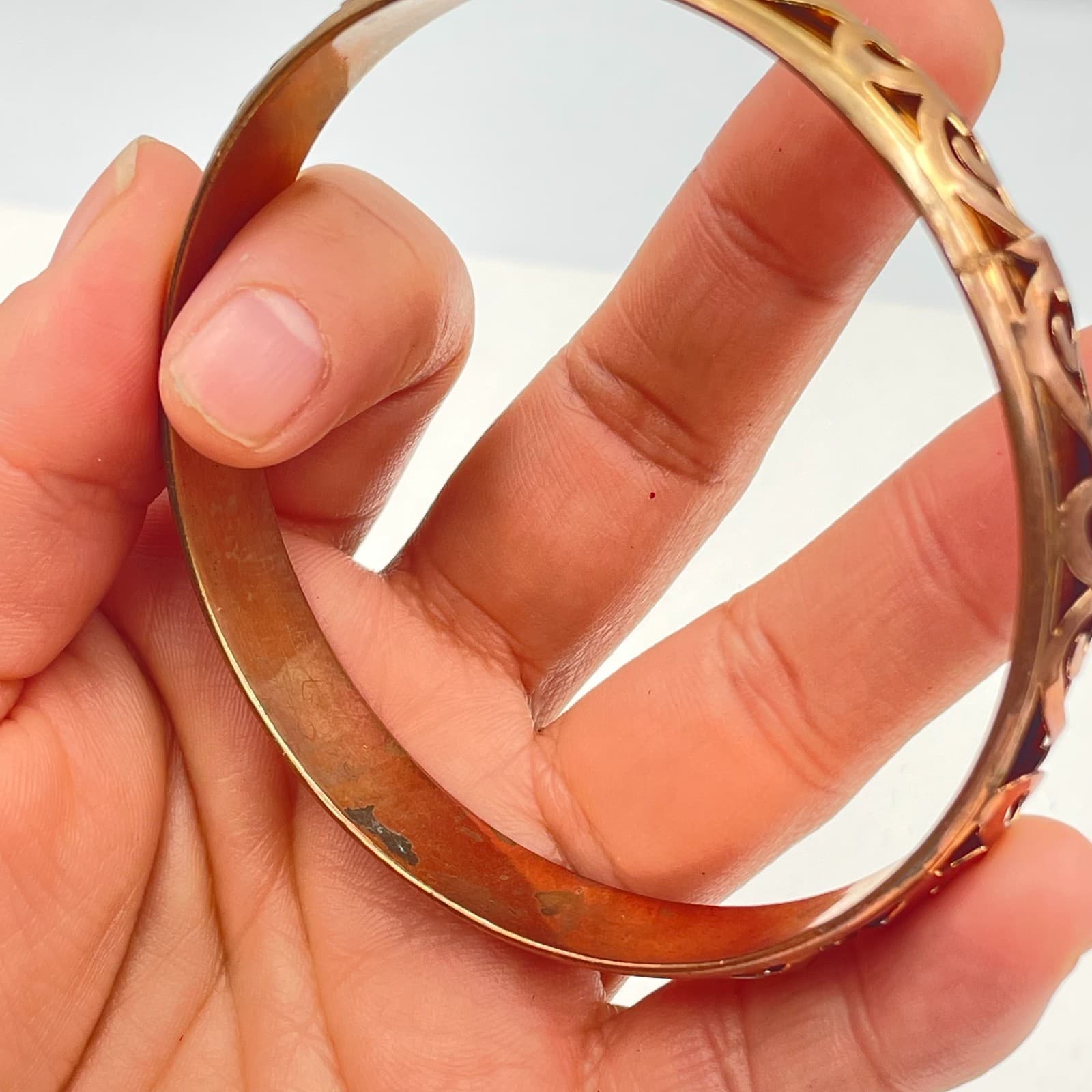 Vintage 80s Gold Tone Filigree Bangle Bracelet Scroll Cutout Boho Estate Jewelry - Thumbnail 6
