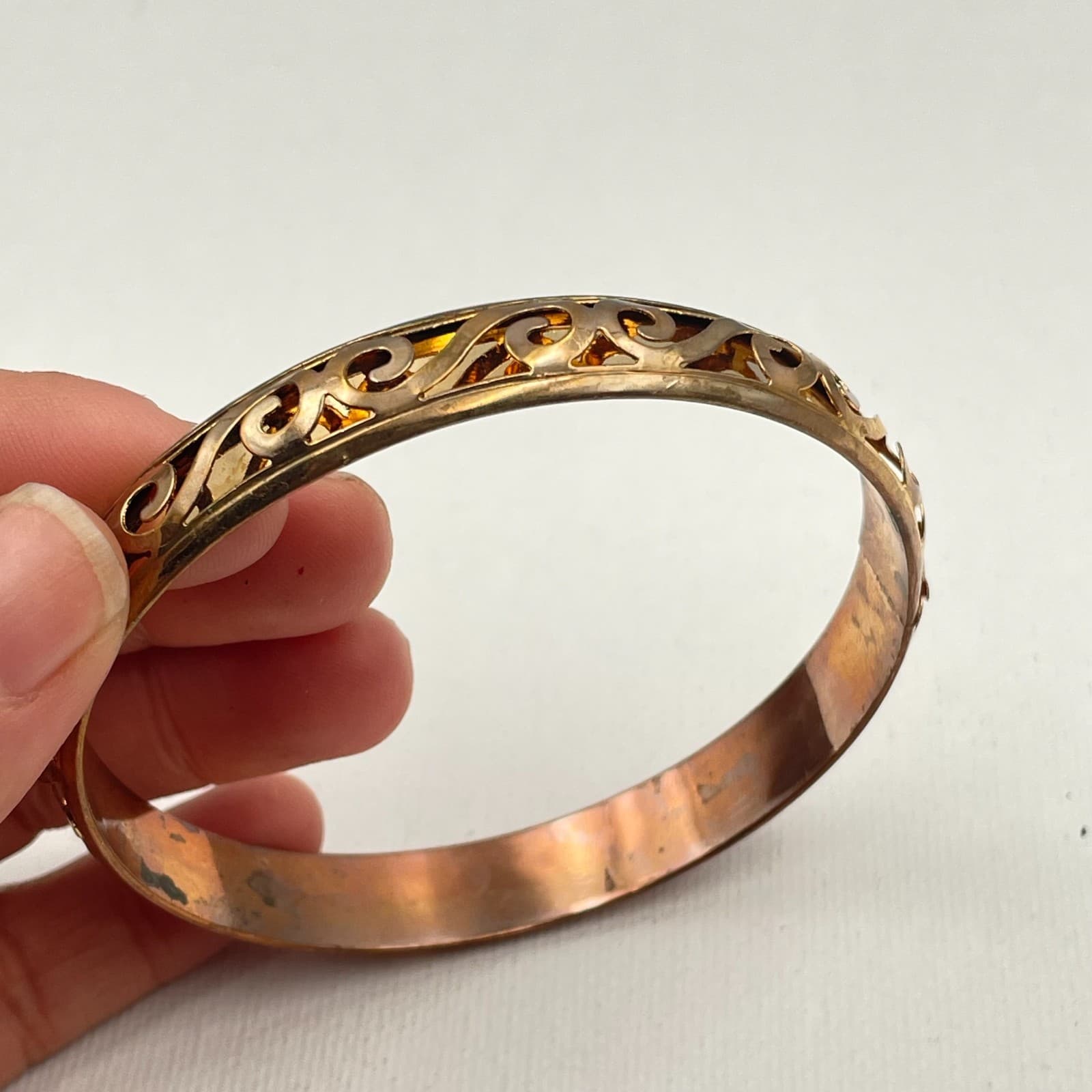 Vintage 80s Gold Tone Filigree Bangle Bracelet Scroll Cutout Boho Estate Jewelry - Thumbnail 3